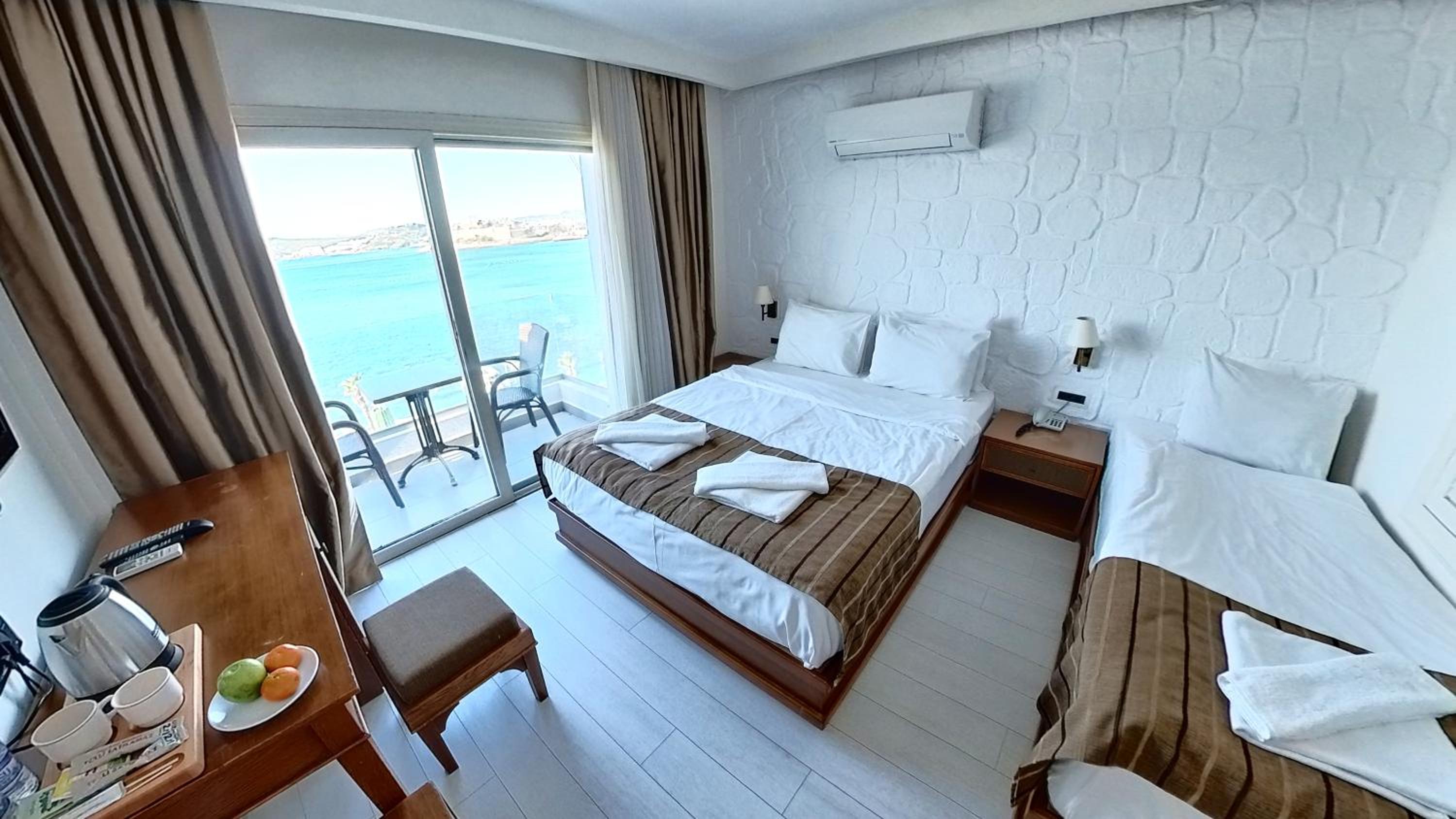 Deluxe Double Room with Balcony and Sea View - Photo 5