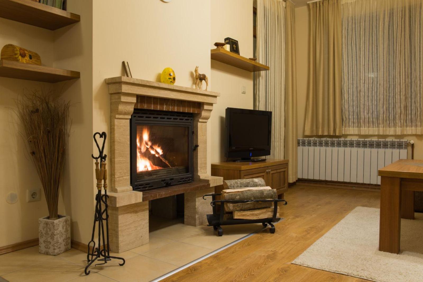 One-Bedroom Apartment with Fireplace - Pet Friendly photo 3