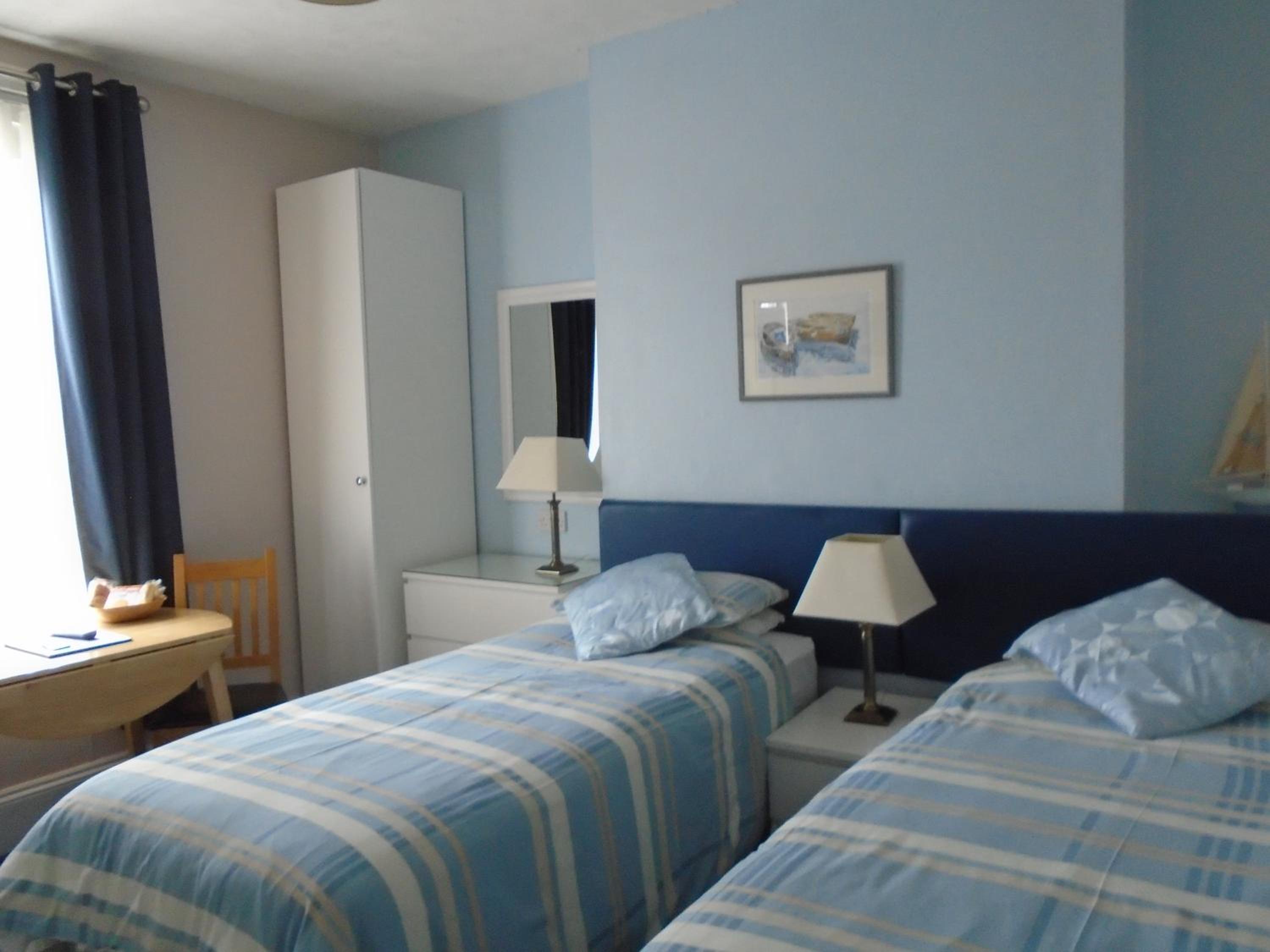 Twin Room with Bath photo 2