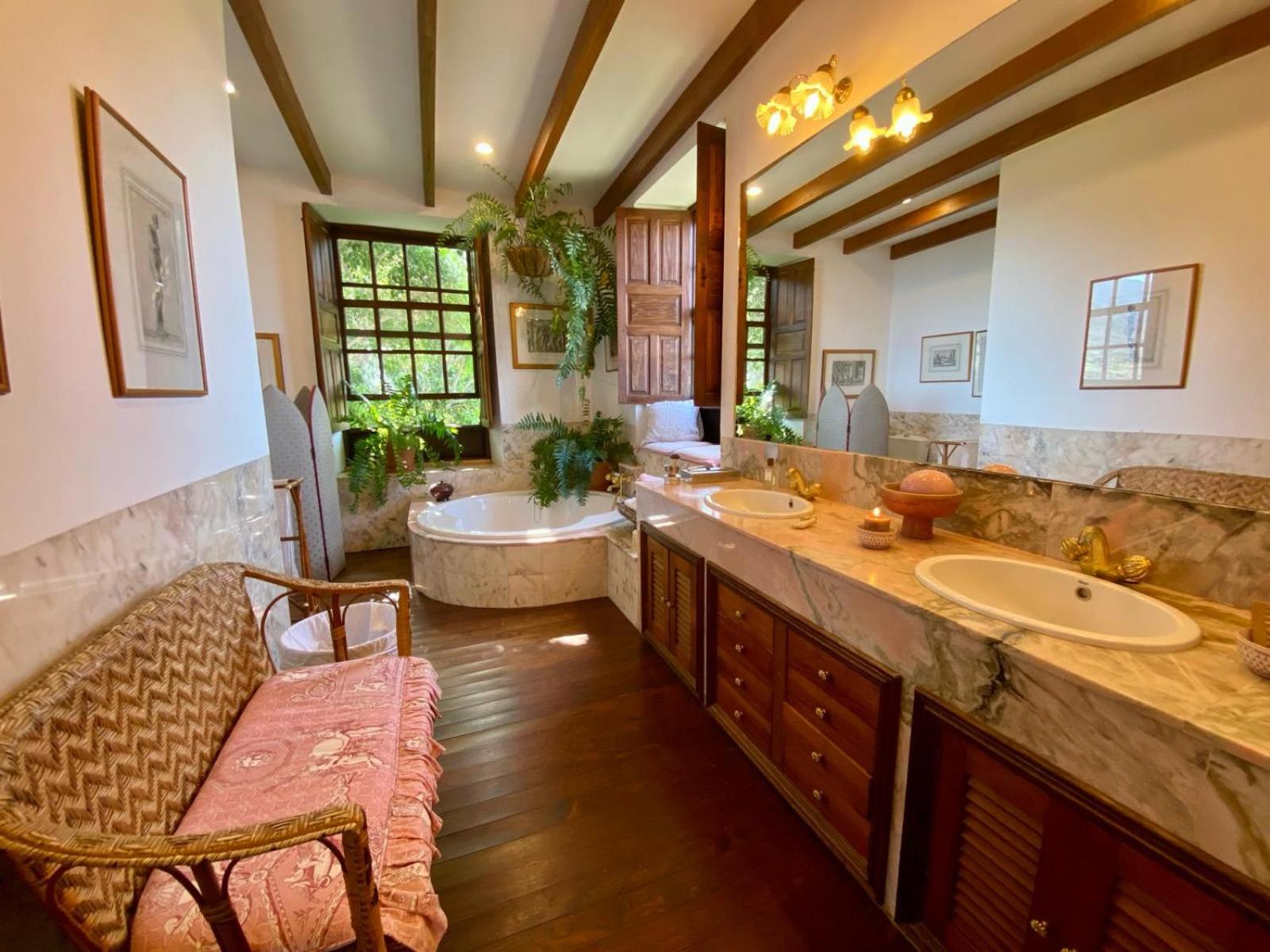 Deluxe Suite #4 with Sea View photo 3