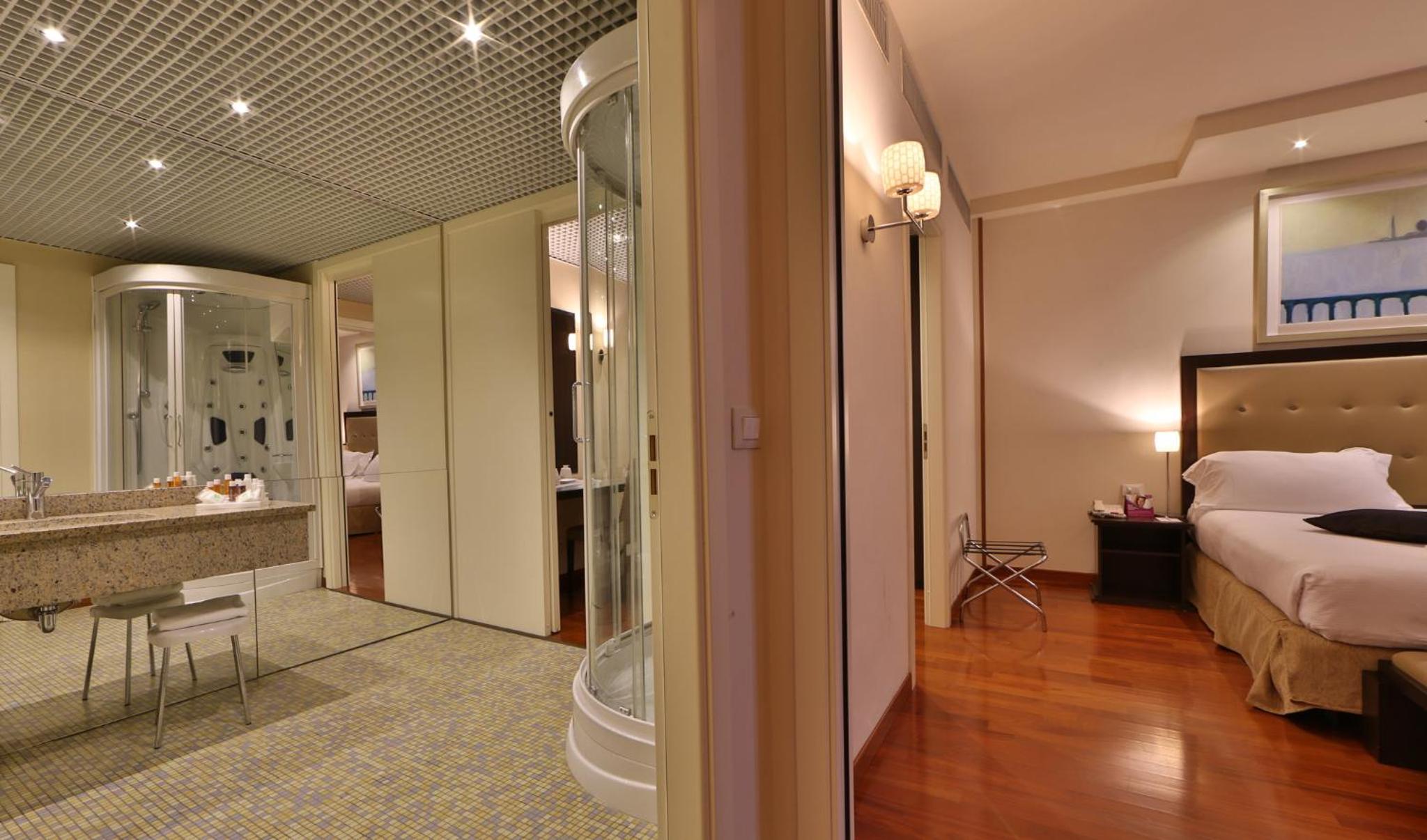 One-Bedroom Suite with Two Double Beds - Photo 8