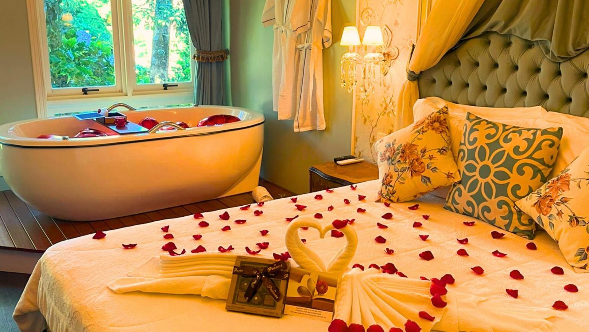 Deluxe Suite with Spa Bath