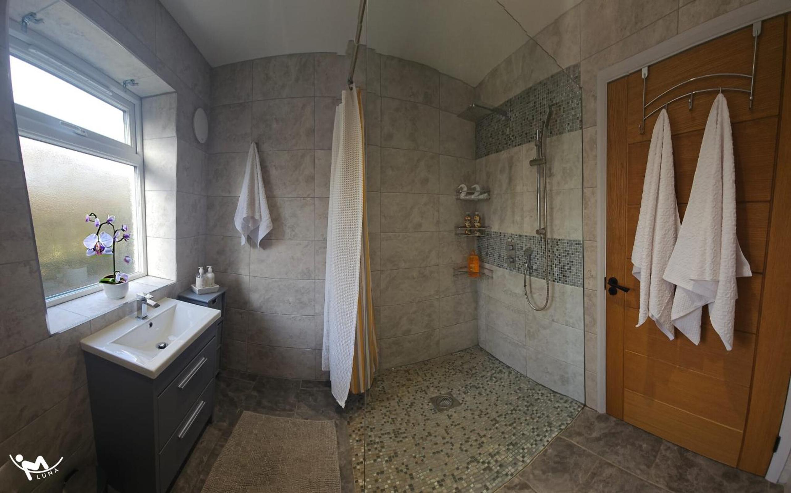 Deluxe Double Room (2 Adults + 1 Child) photo 3