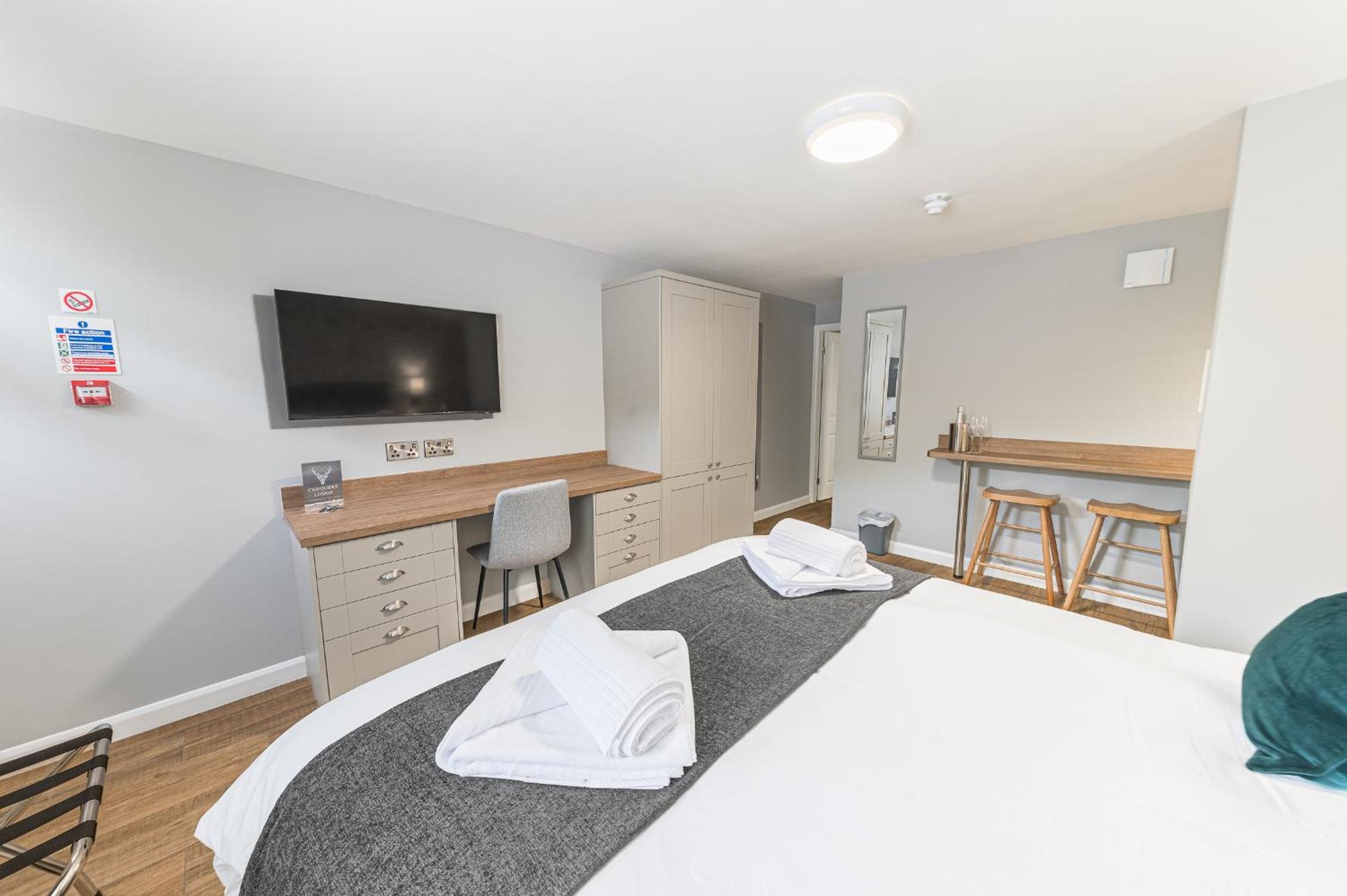 Superior King Room - Photo 12