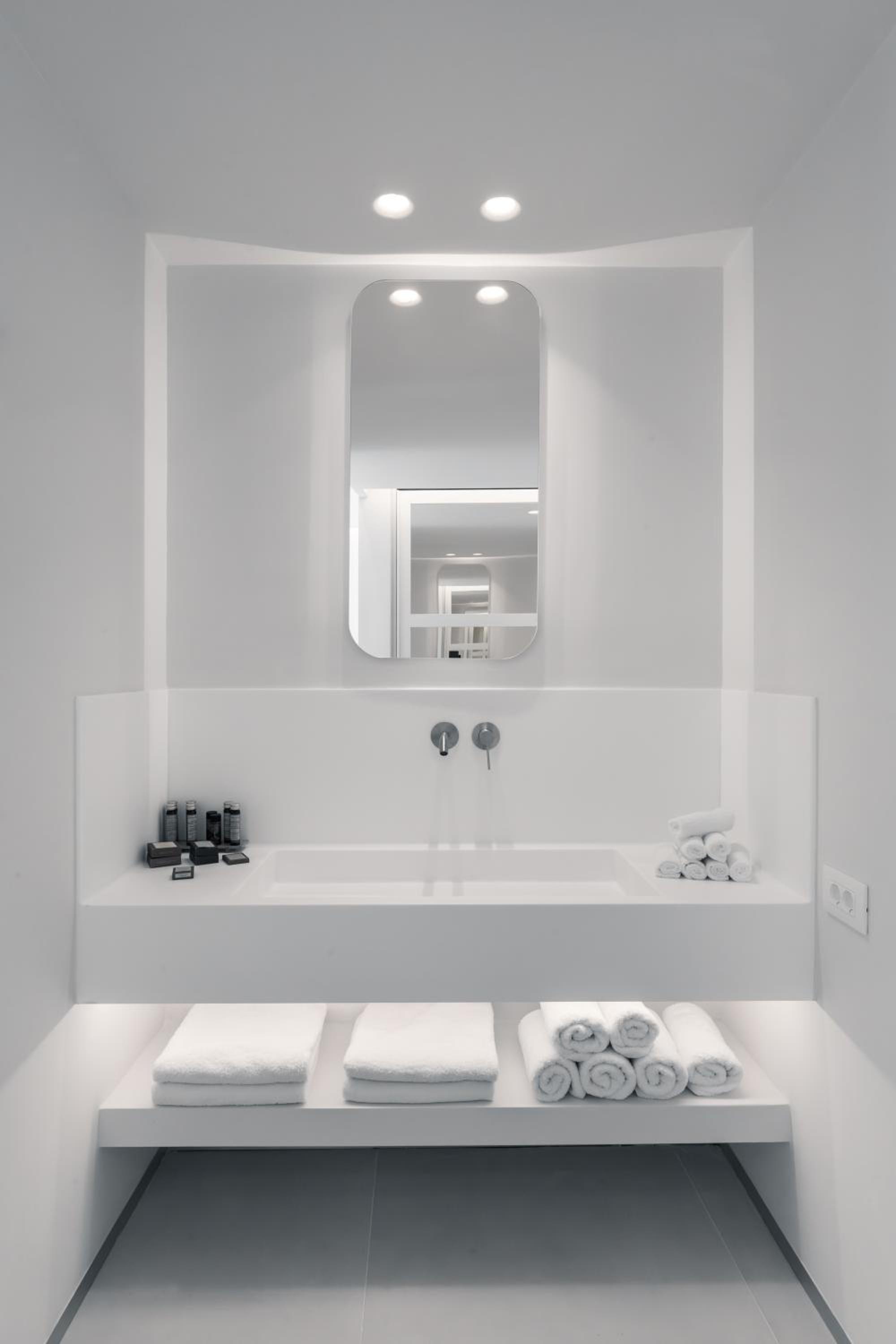 Superior Suite with Sea View - Photo 17