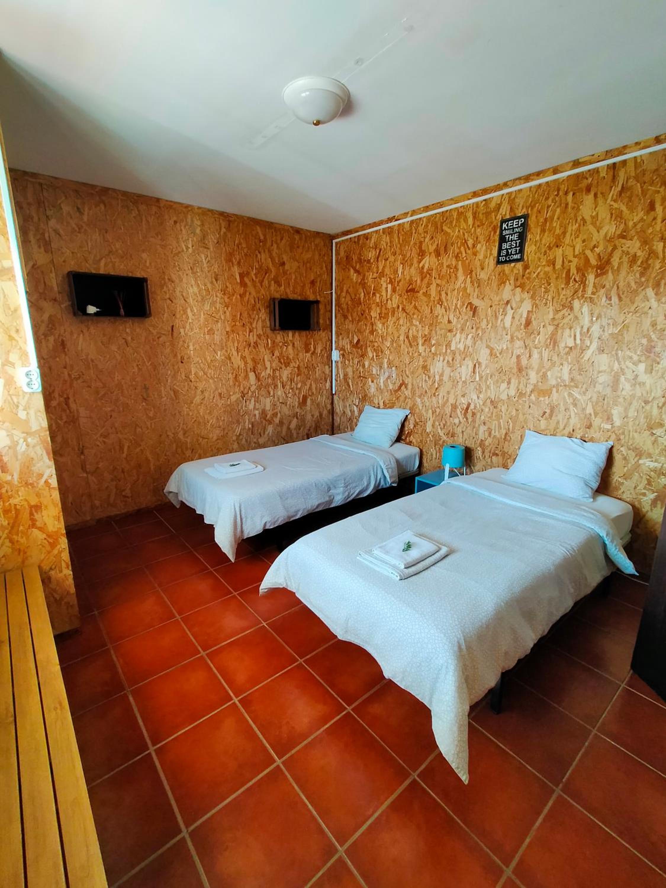 Camera Matrimoniale/Doppia con Letti Singoli con Bagno in Comune