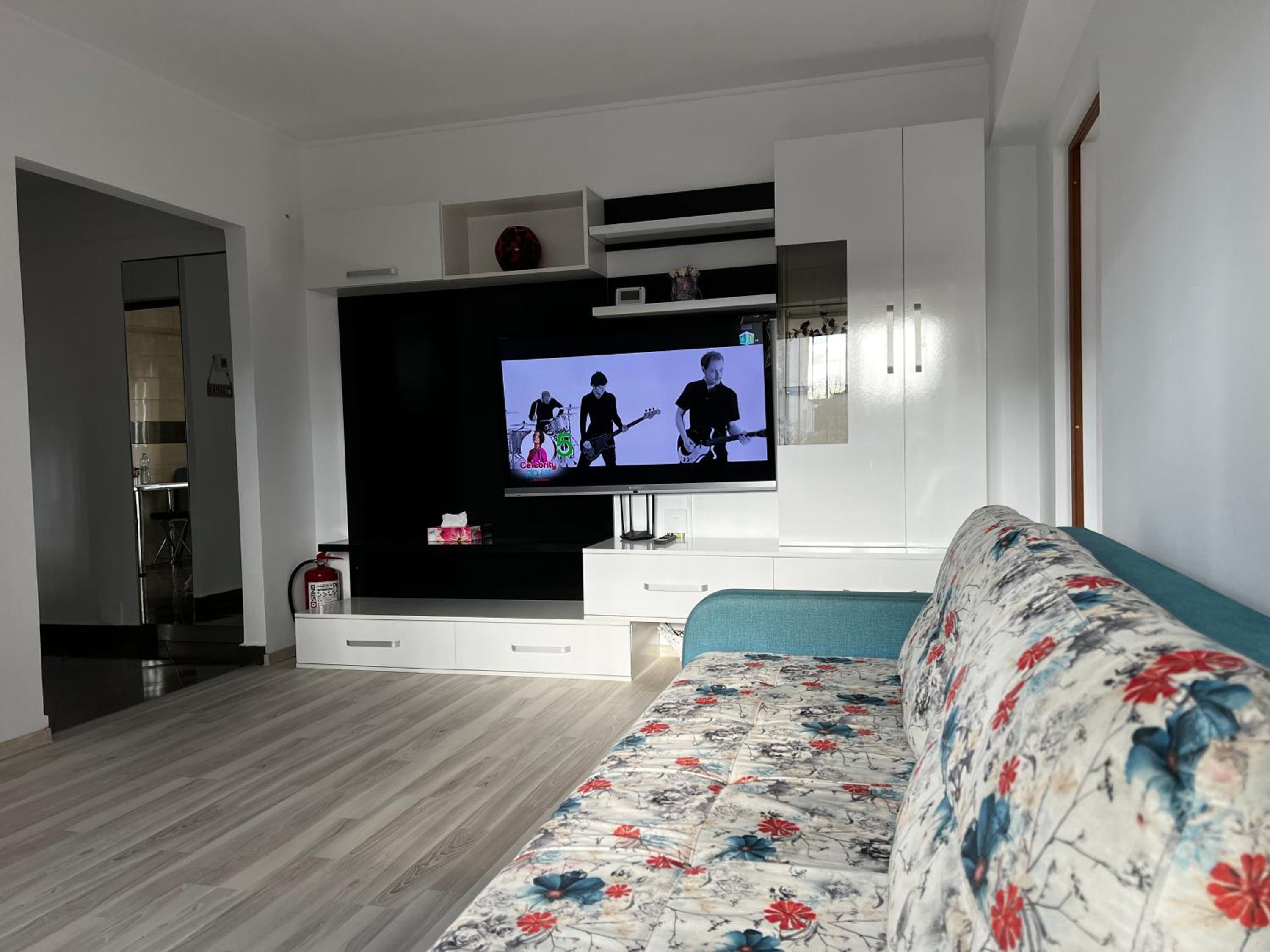 One-Bedroom Apartment photo 1