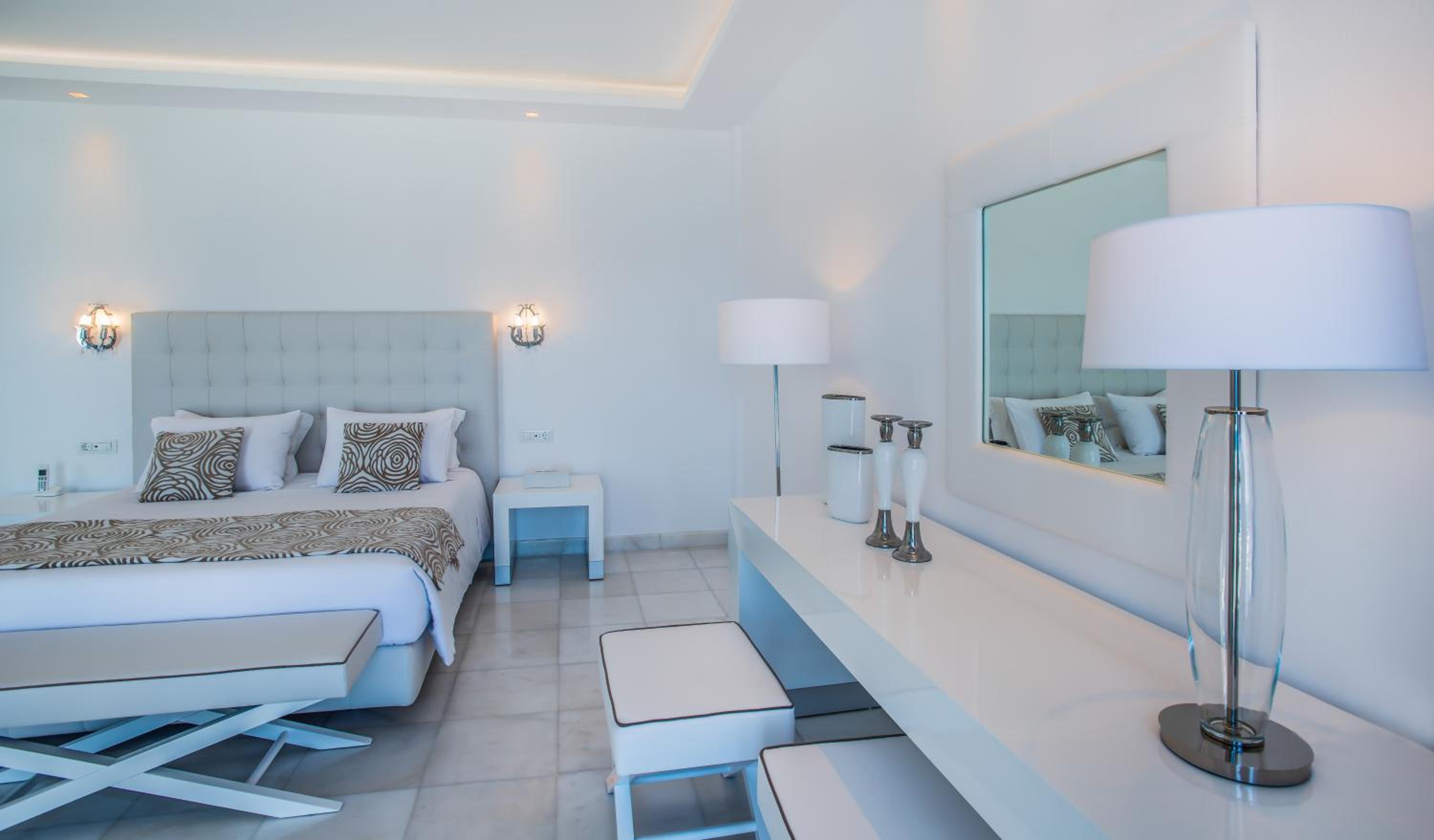 Grand Suite with Sea View and Outdoor Hot Tub - Photo 11