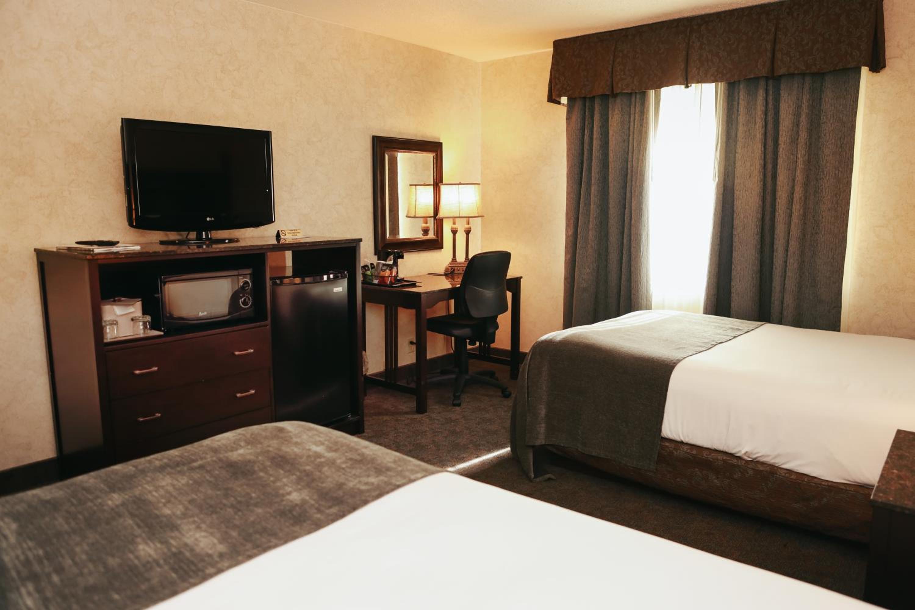 Queen Room with Two Queen Beds - Photo 2