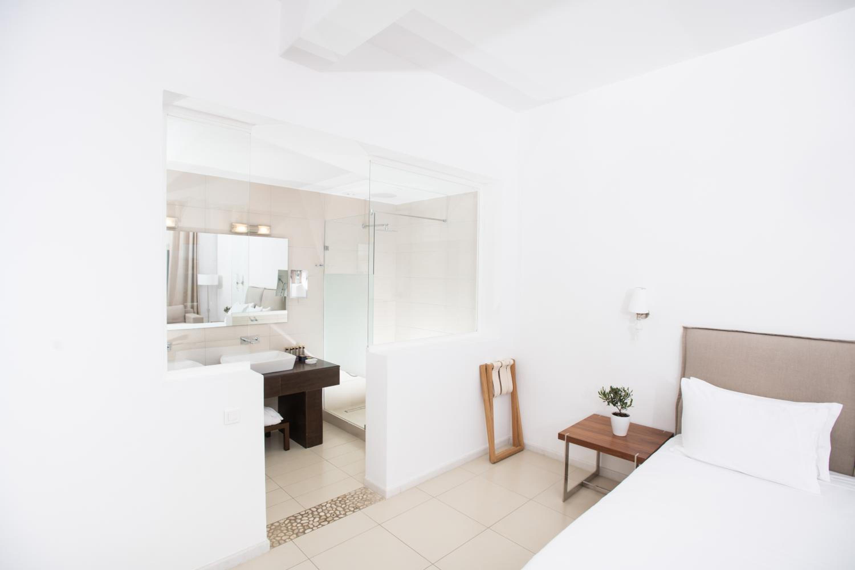 Deluxe Suite with Sea View and Outdoor Hot Tub - Photo 6