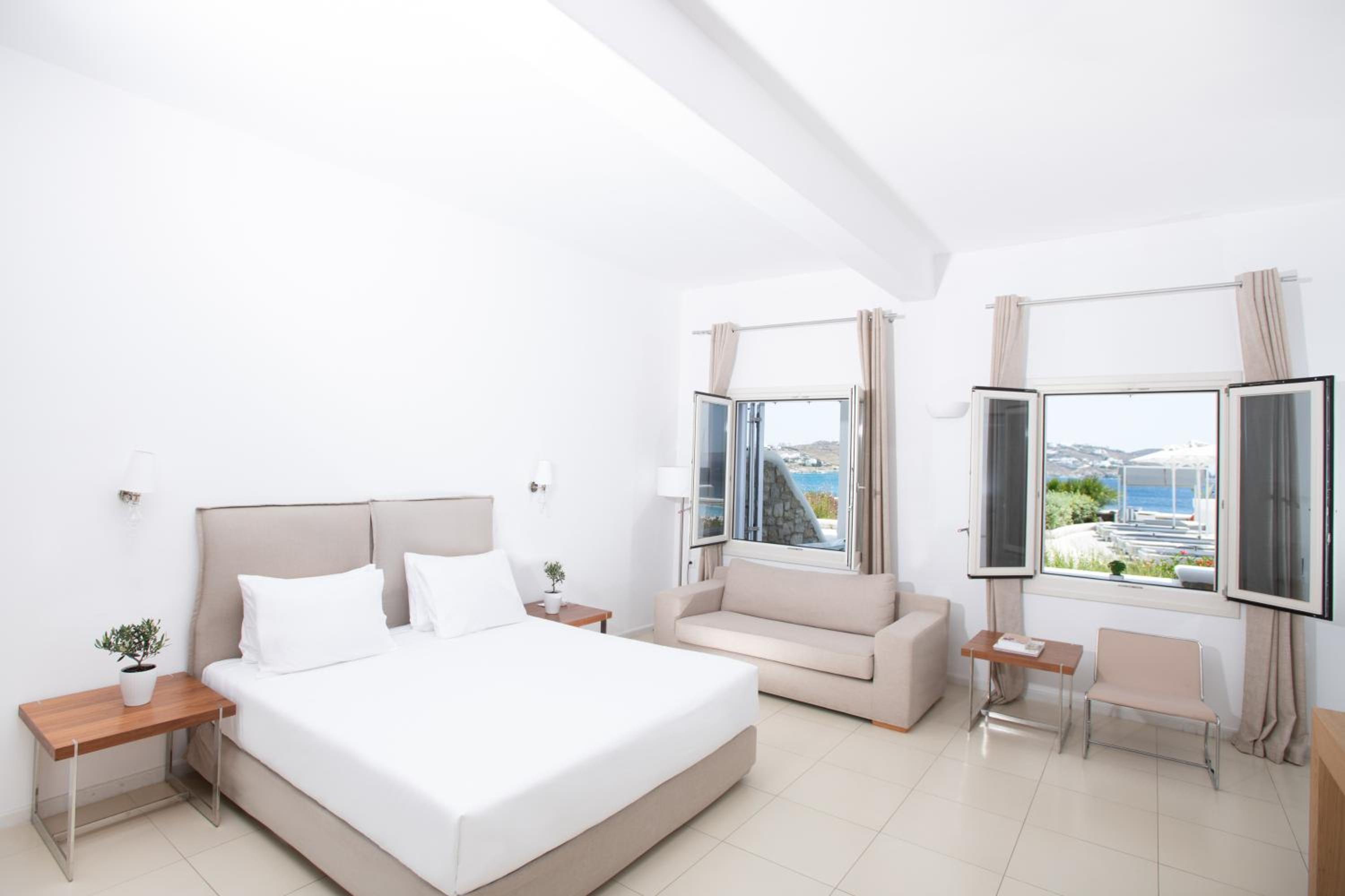 Deluxe Suite with Sea View and Outdoor Hot Tub - Photo 4