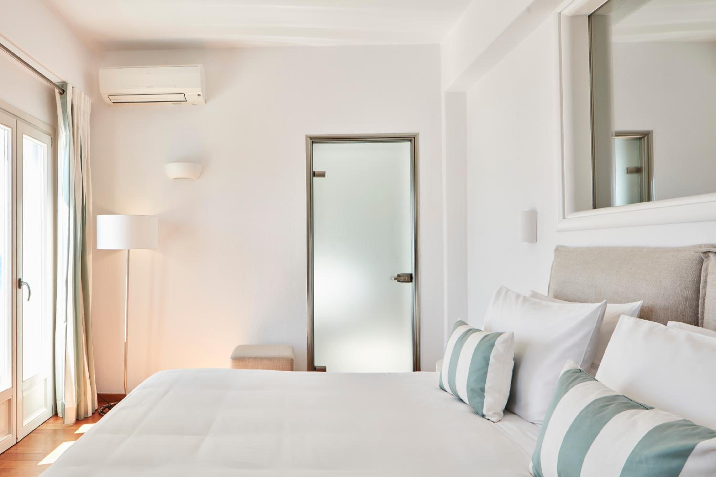 Suite Signature con vista al mar y jacuzzi al aire libre.