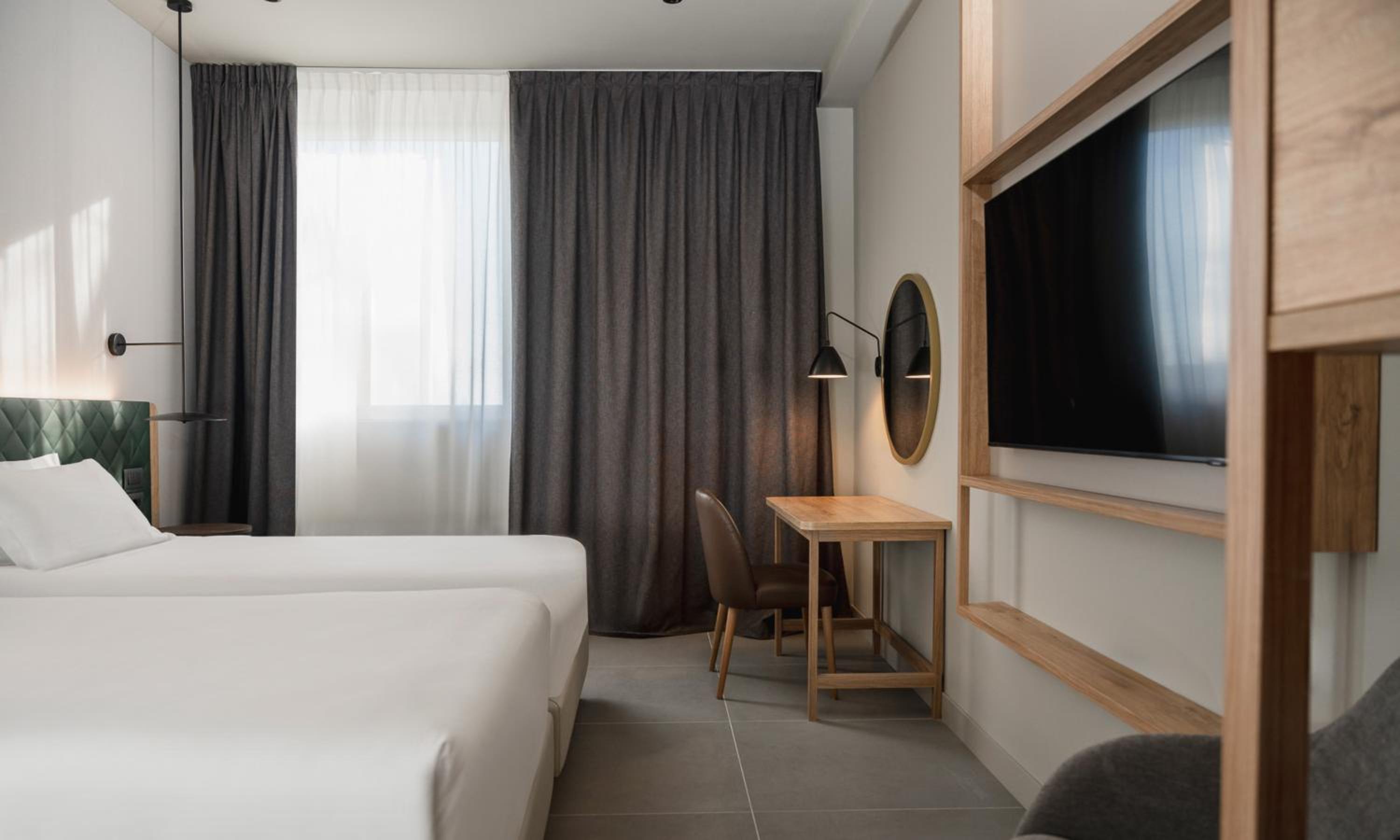 Deluxe Twin Room thumbnail 6