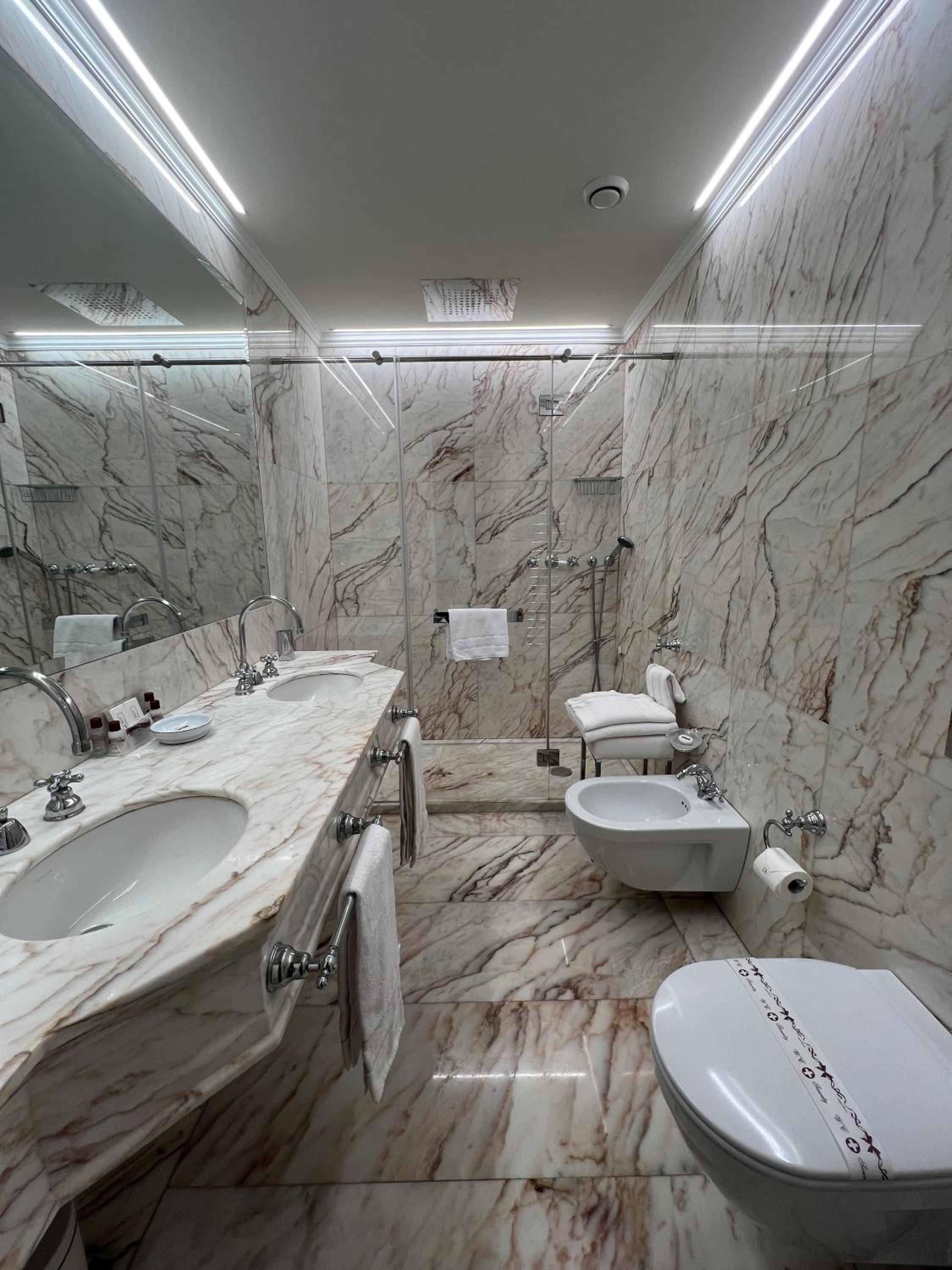 Two-Bedroom Suite thumbnail 5