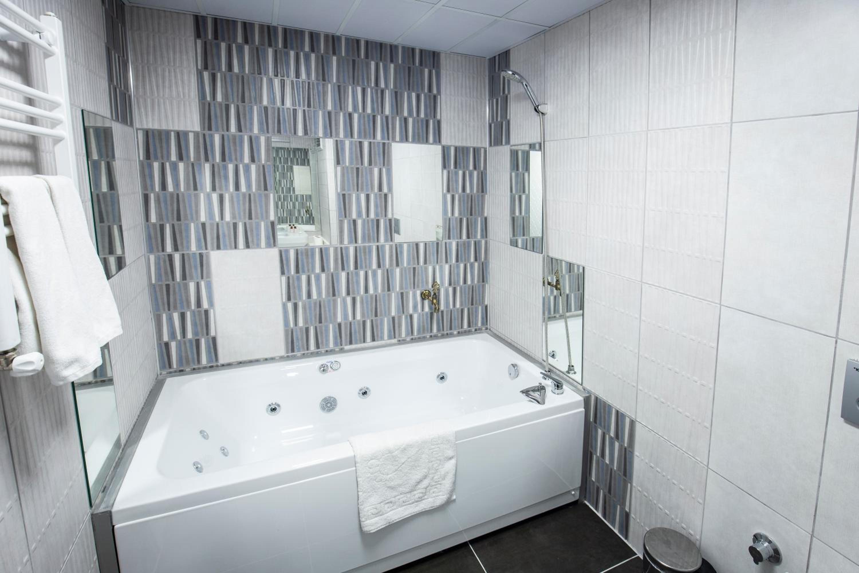 Deluxe Double Room with Bath - Photo 2