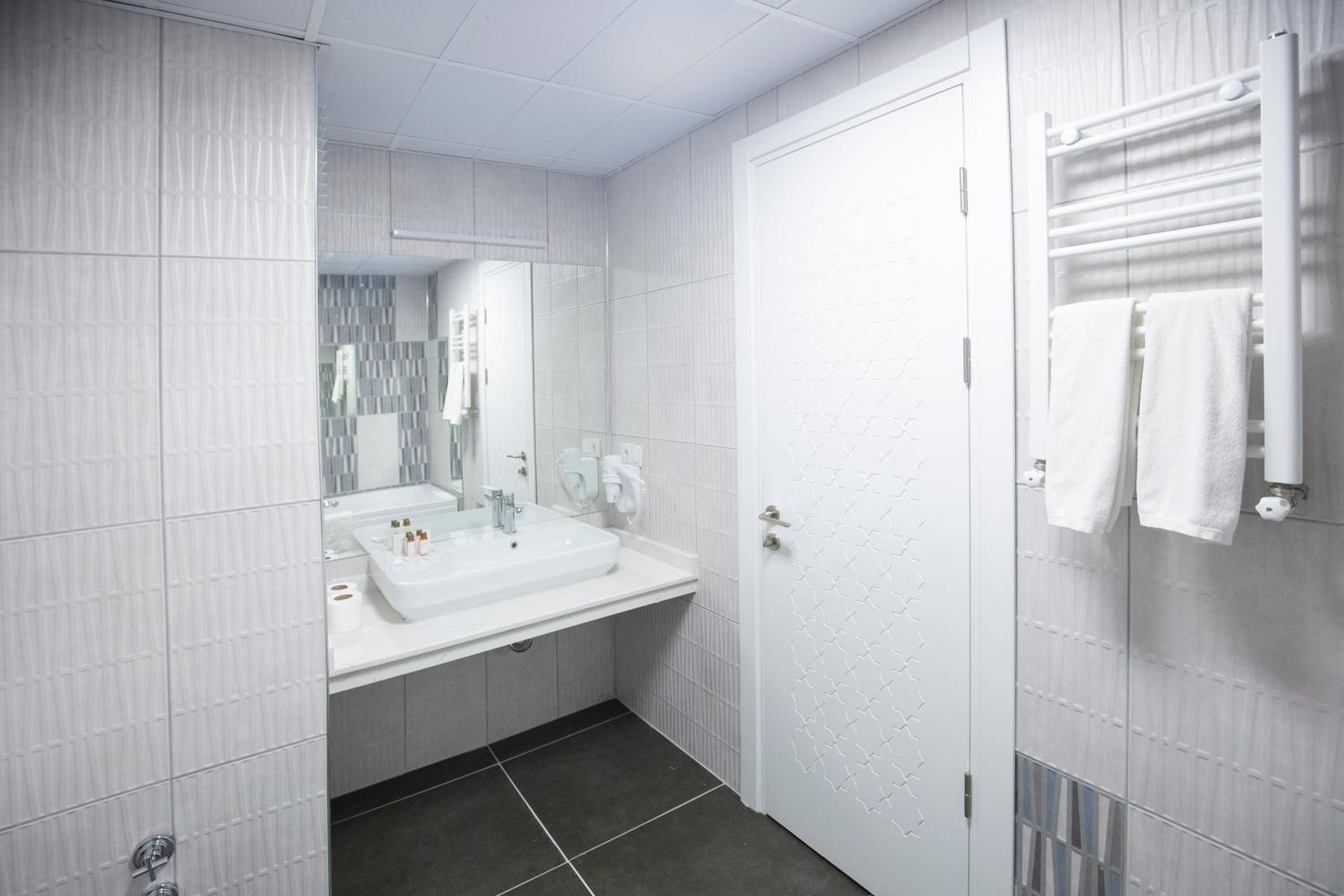Deluxe Double Room with Bath - Photo 7