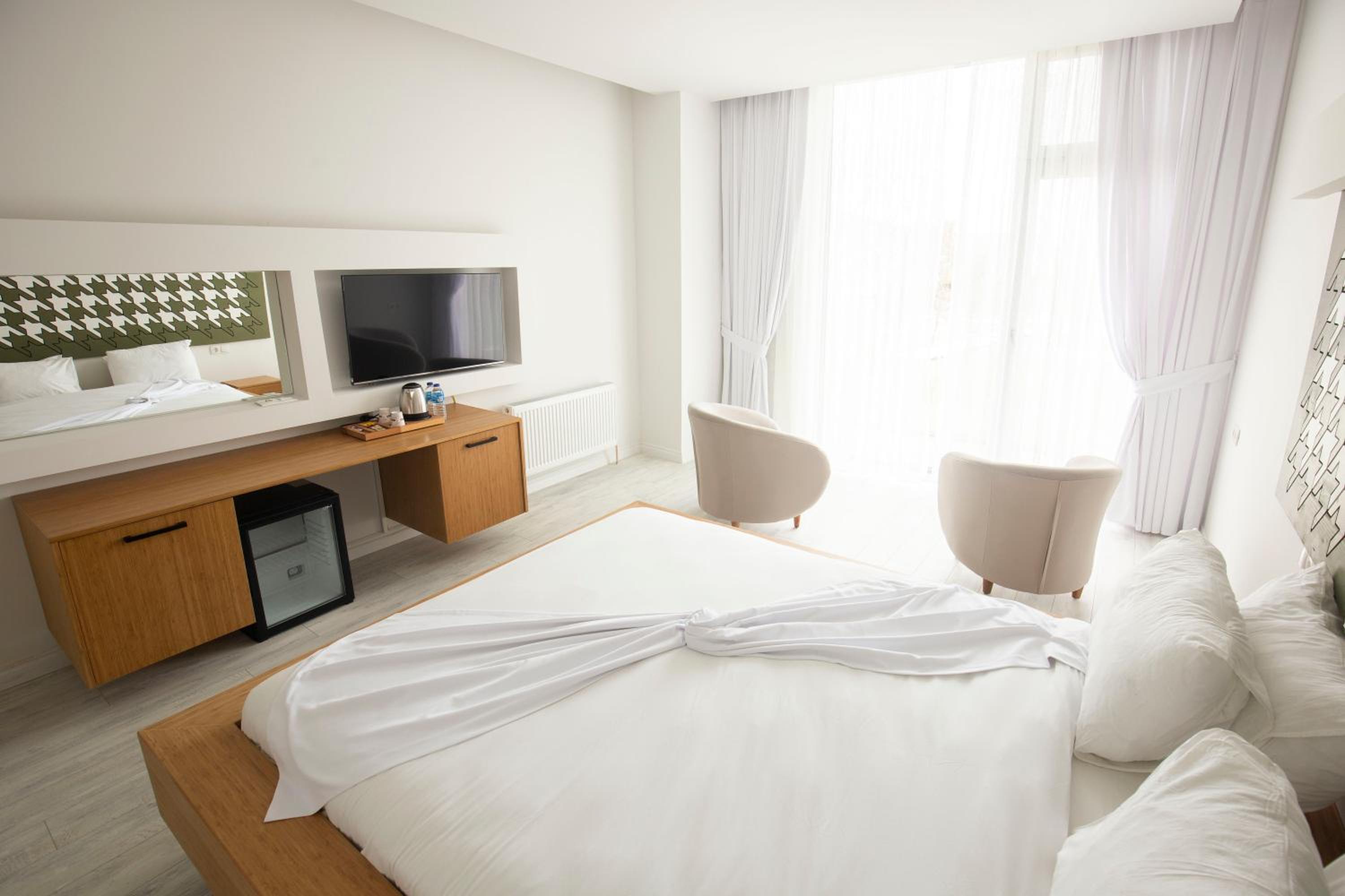 Deluxe Double Room with Bath - Photo 6