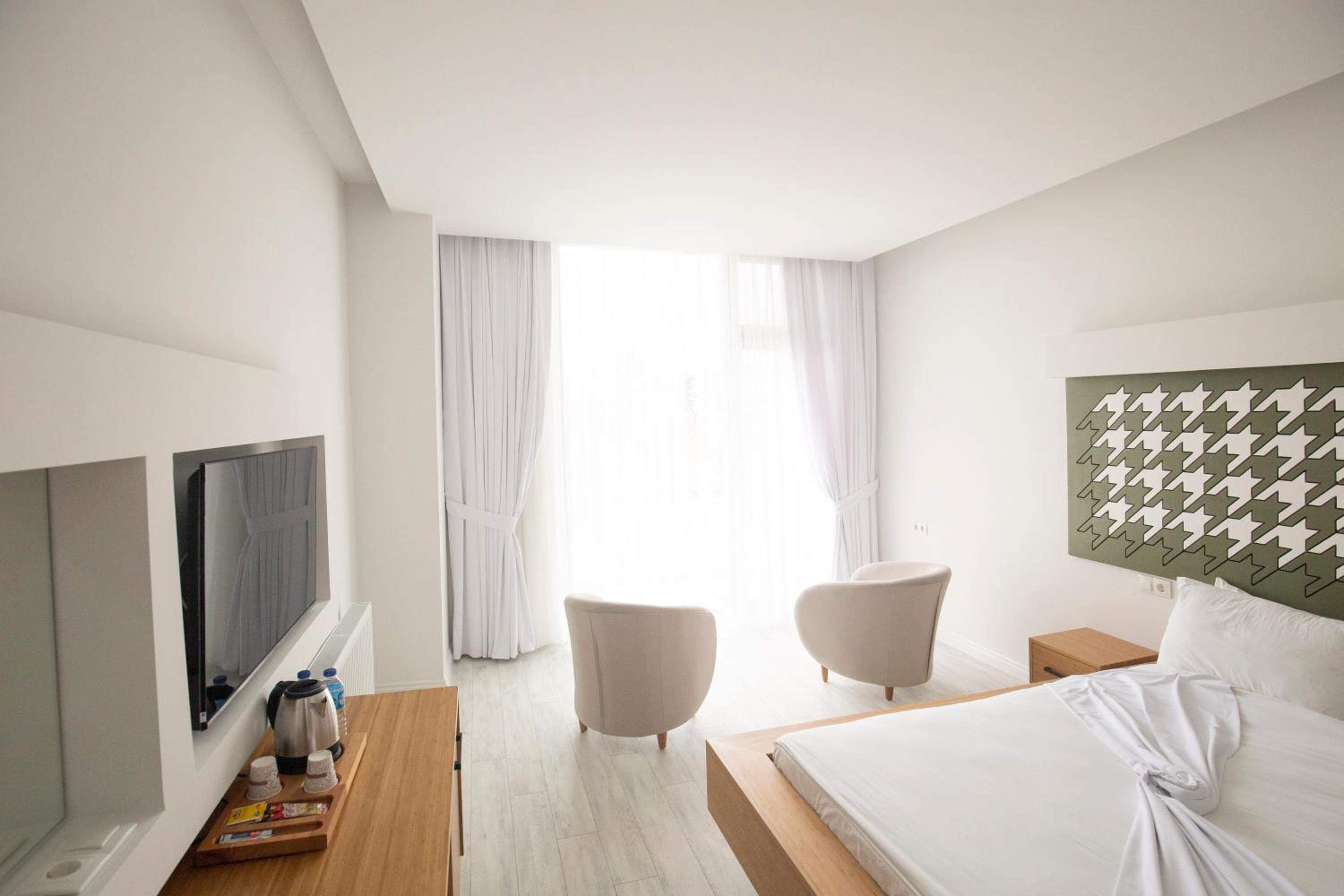 Deluxe Double Room with Bath - Photo 5