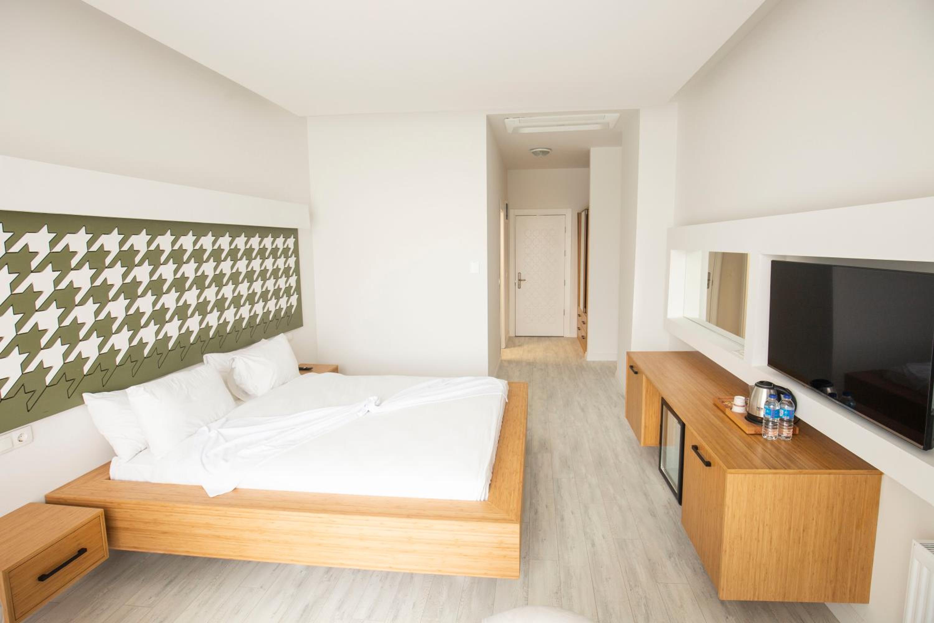 Deluxe Double Room with Bath - Photo 4