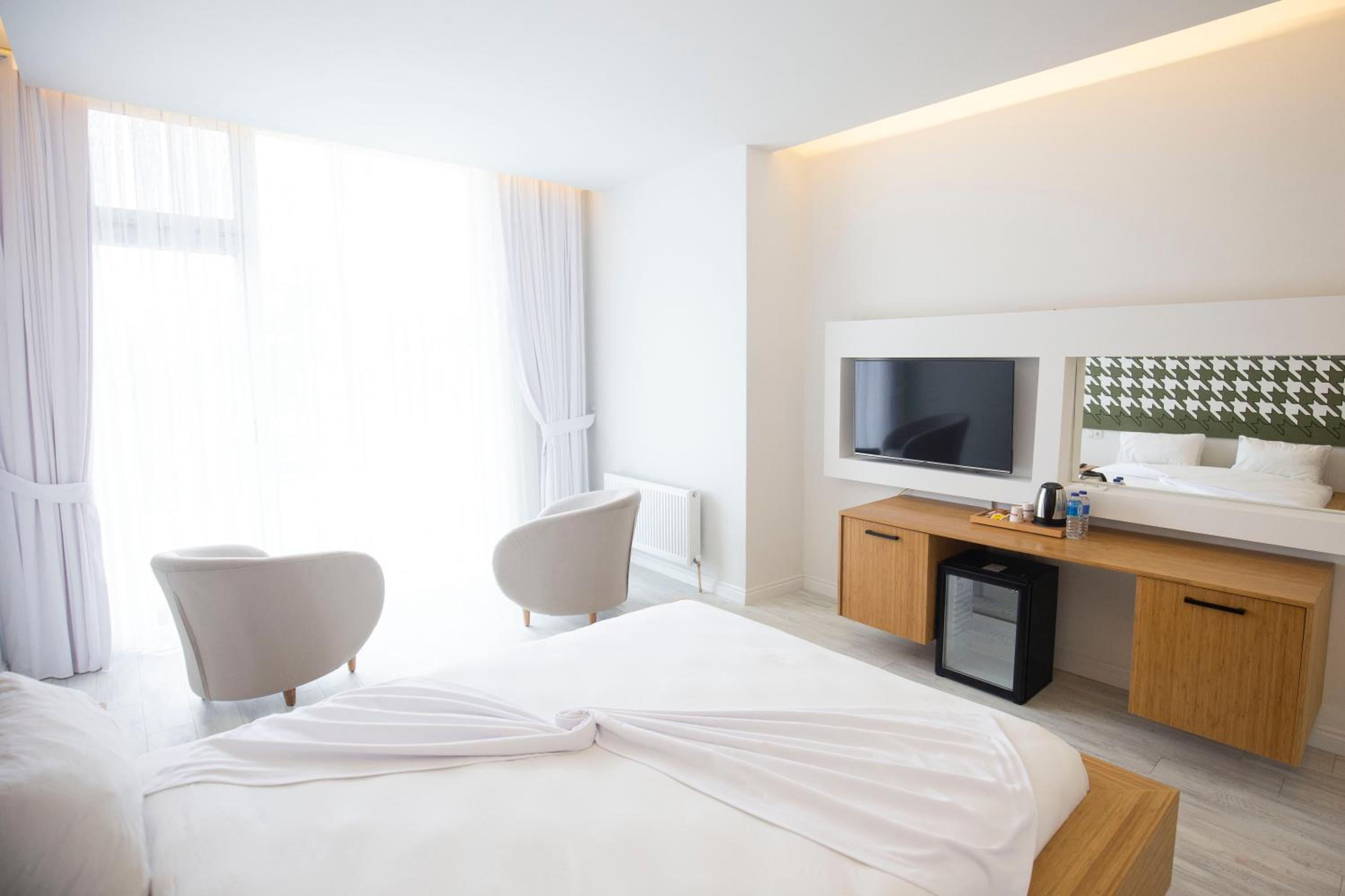 Deluxe Double Room with Bath - Photo 3