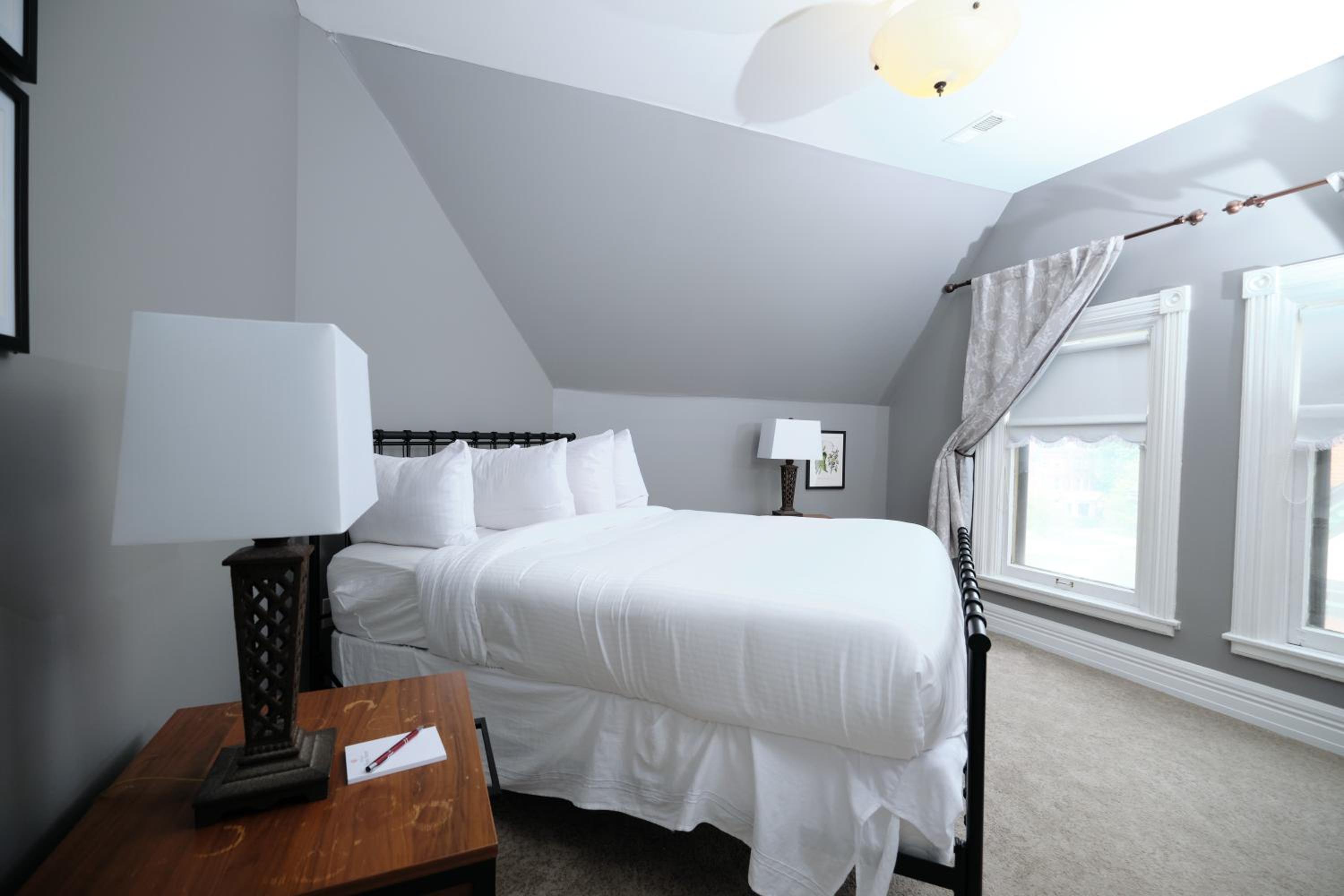 Queen Suite - Photo 1