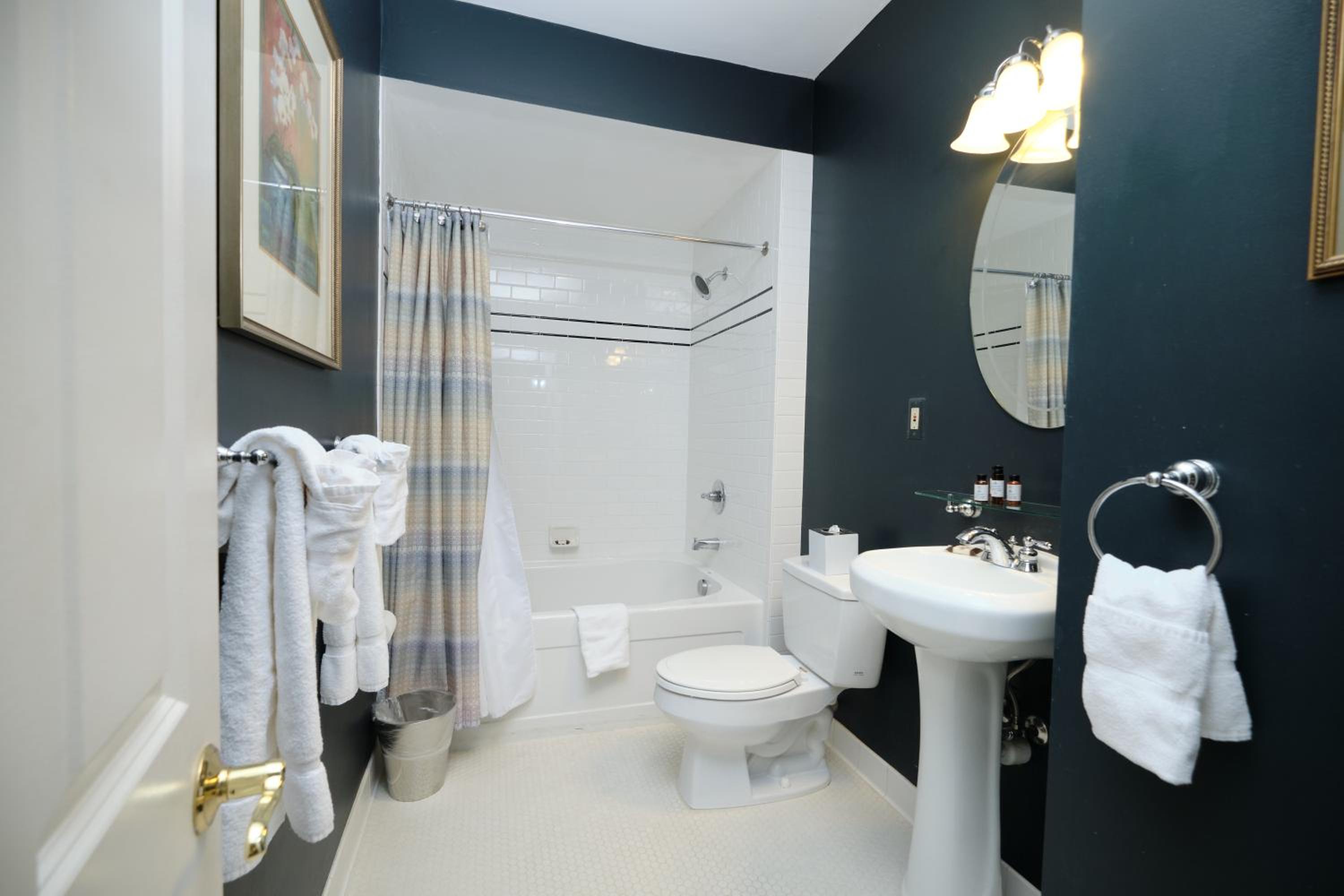 Queen Suite - Photo 3