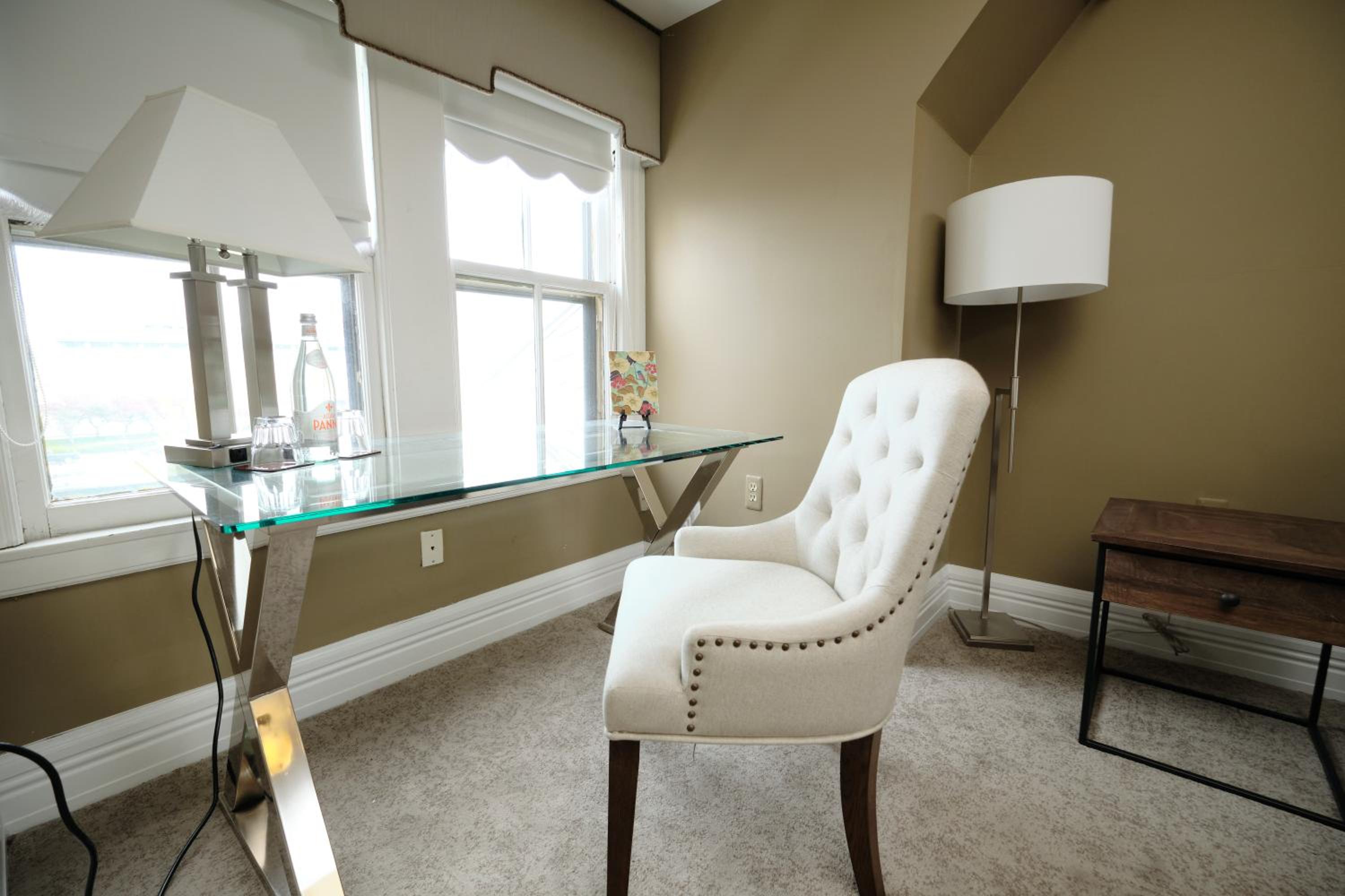 Queen Suite - Photo 8