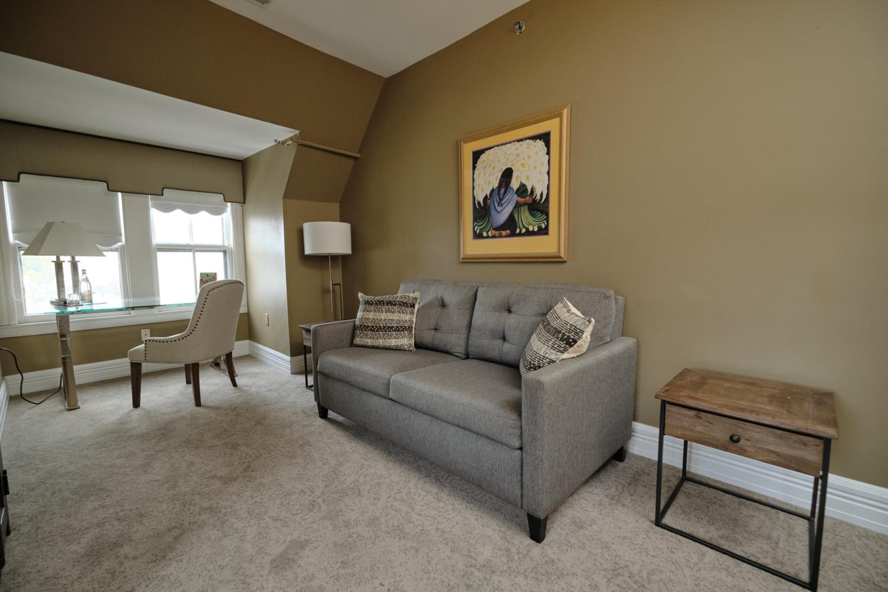 Queen Suite - Photo 9
