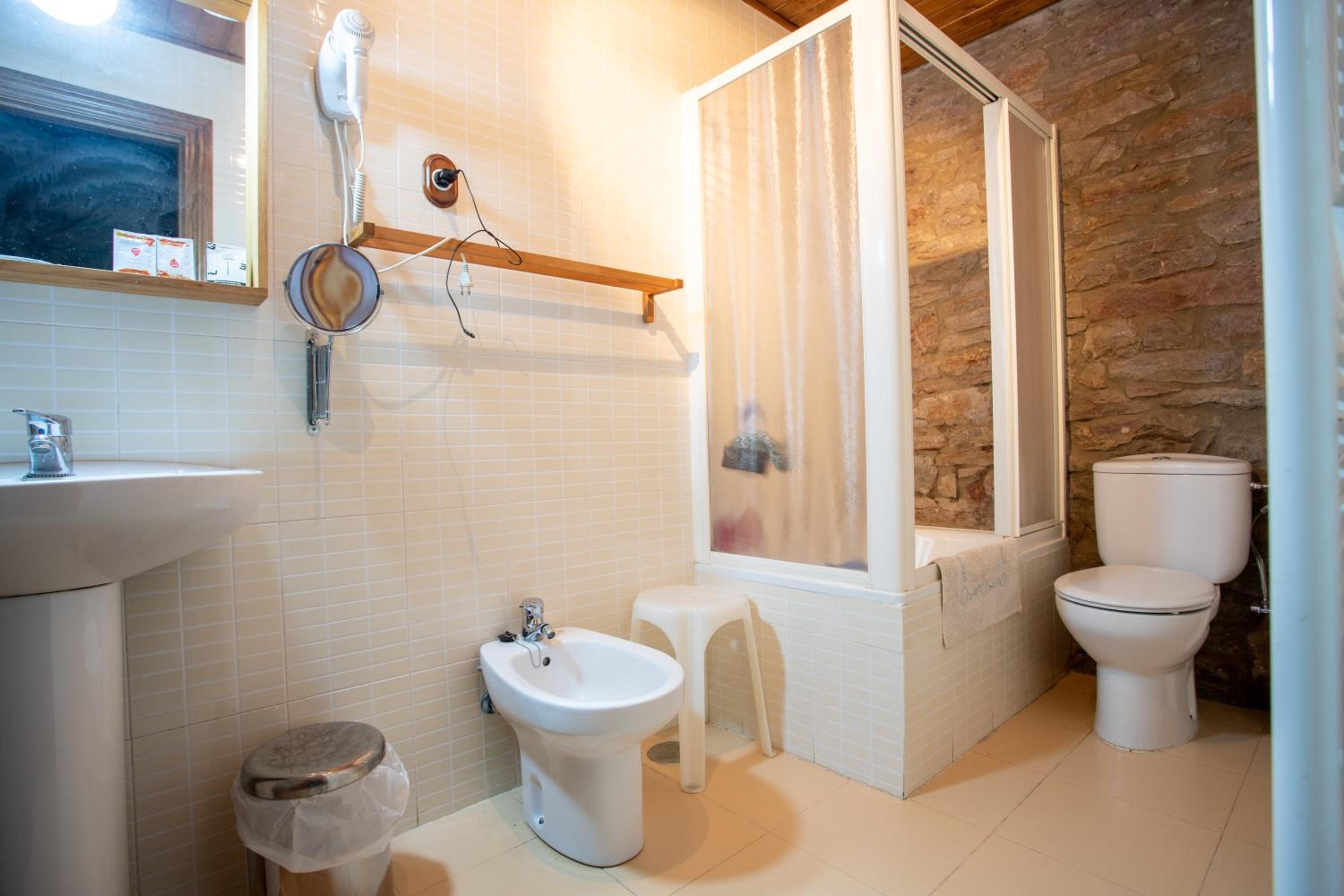 Five-Bedroom House photo 3
