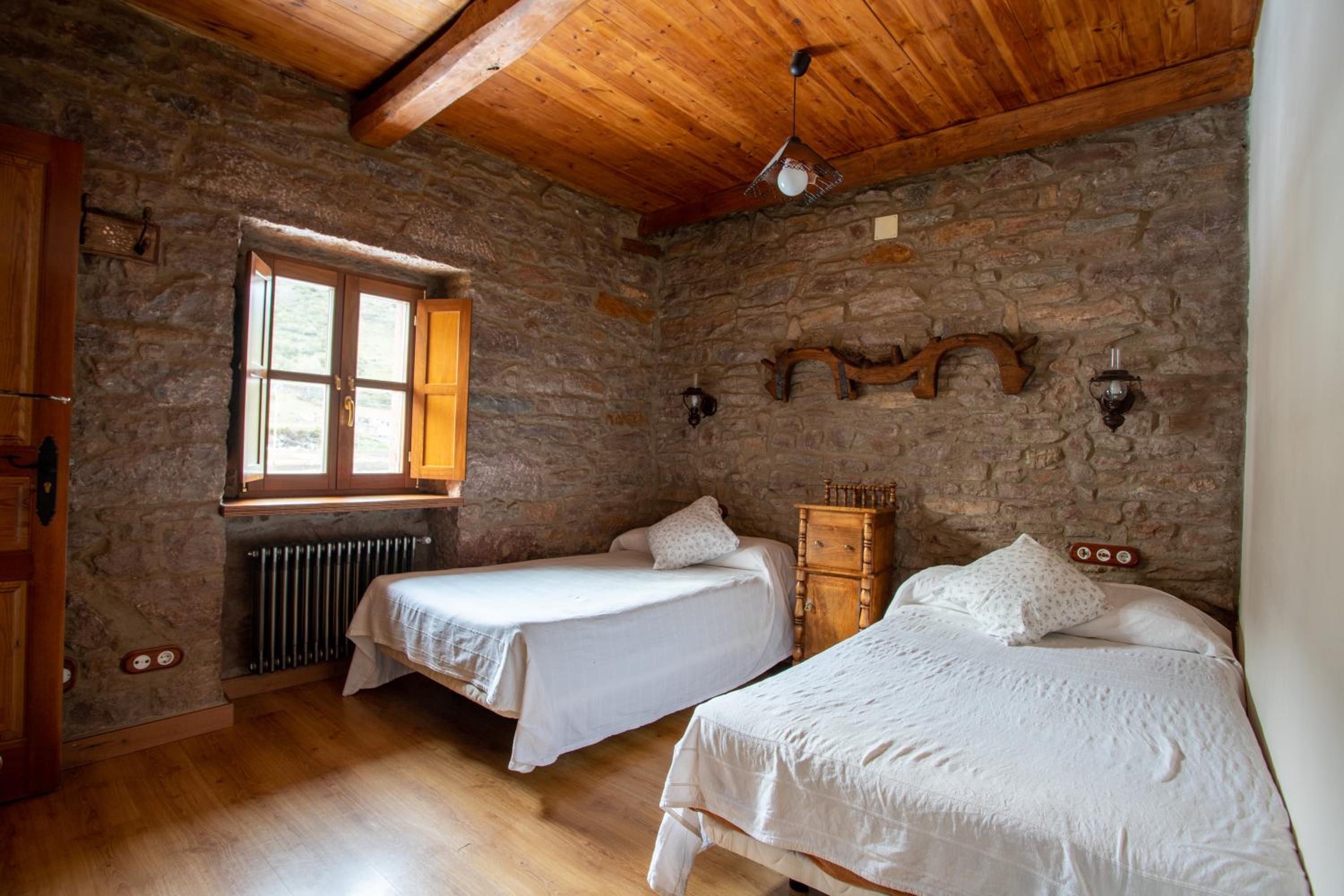 Five-Bedroom House photo 2