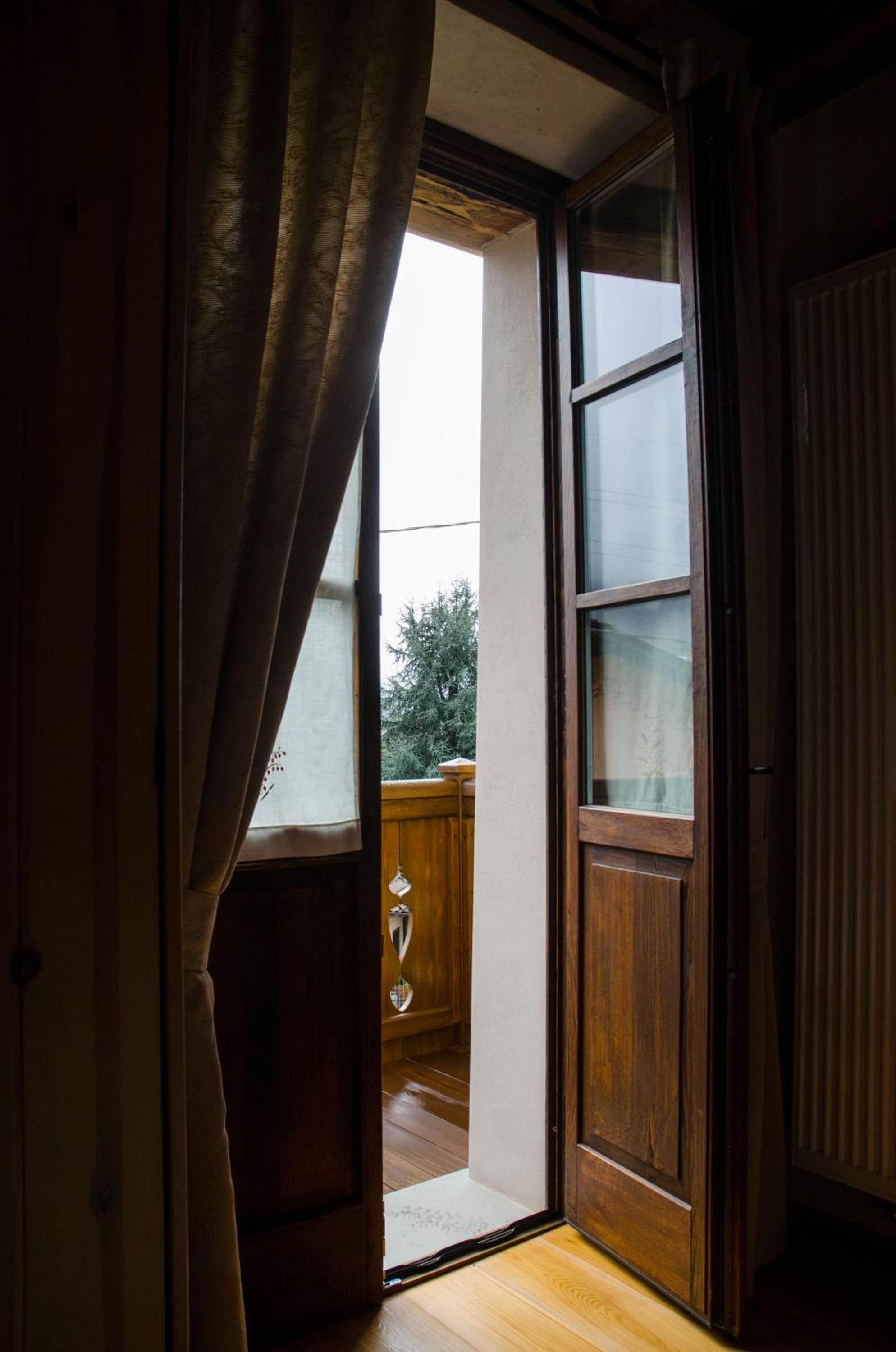 Double Room with Balcony - Photo 4