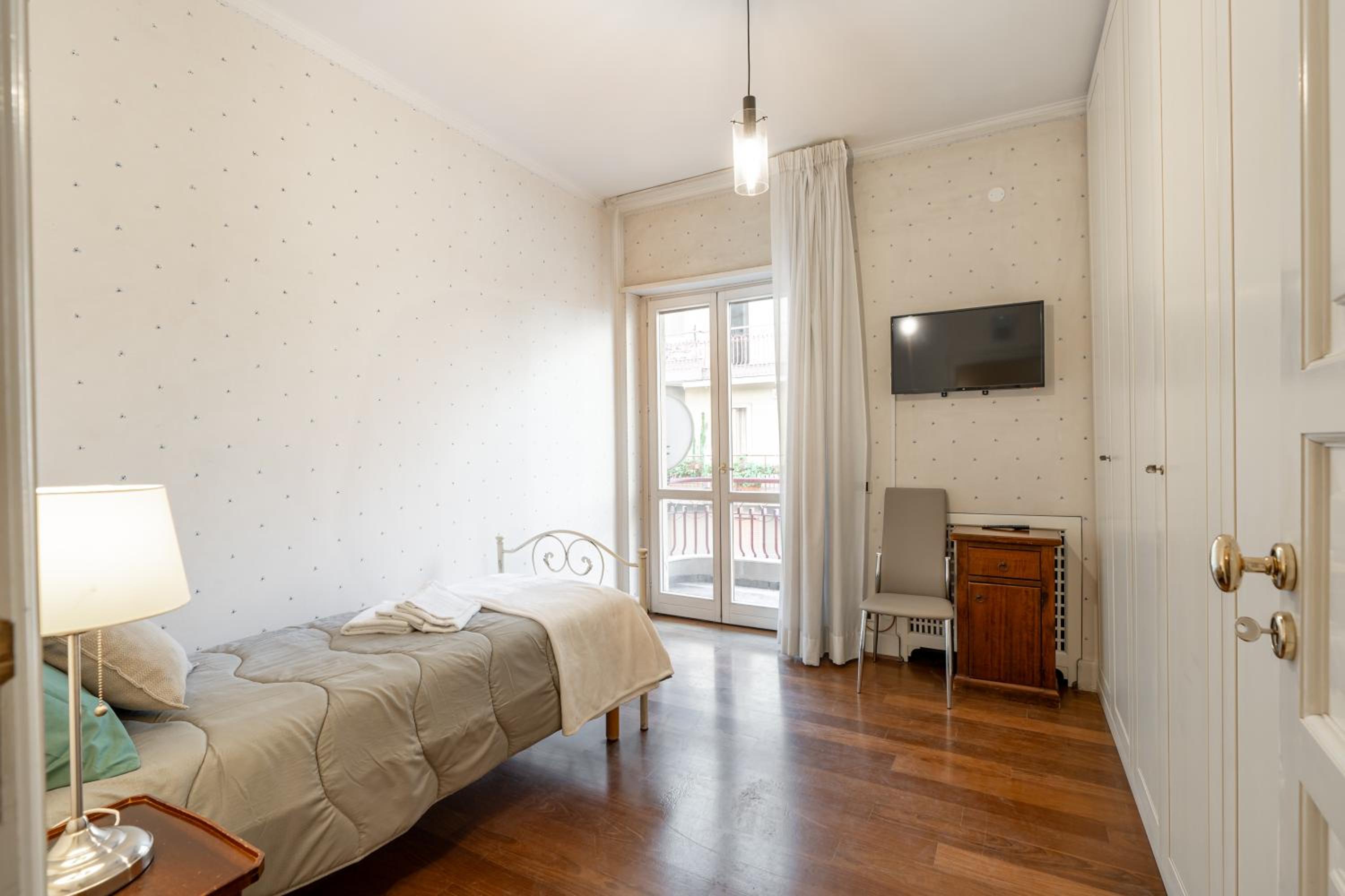 Single Room with Shared Bathroom photo 3