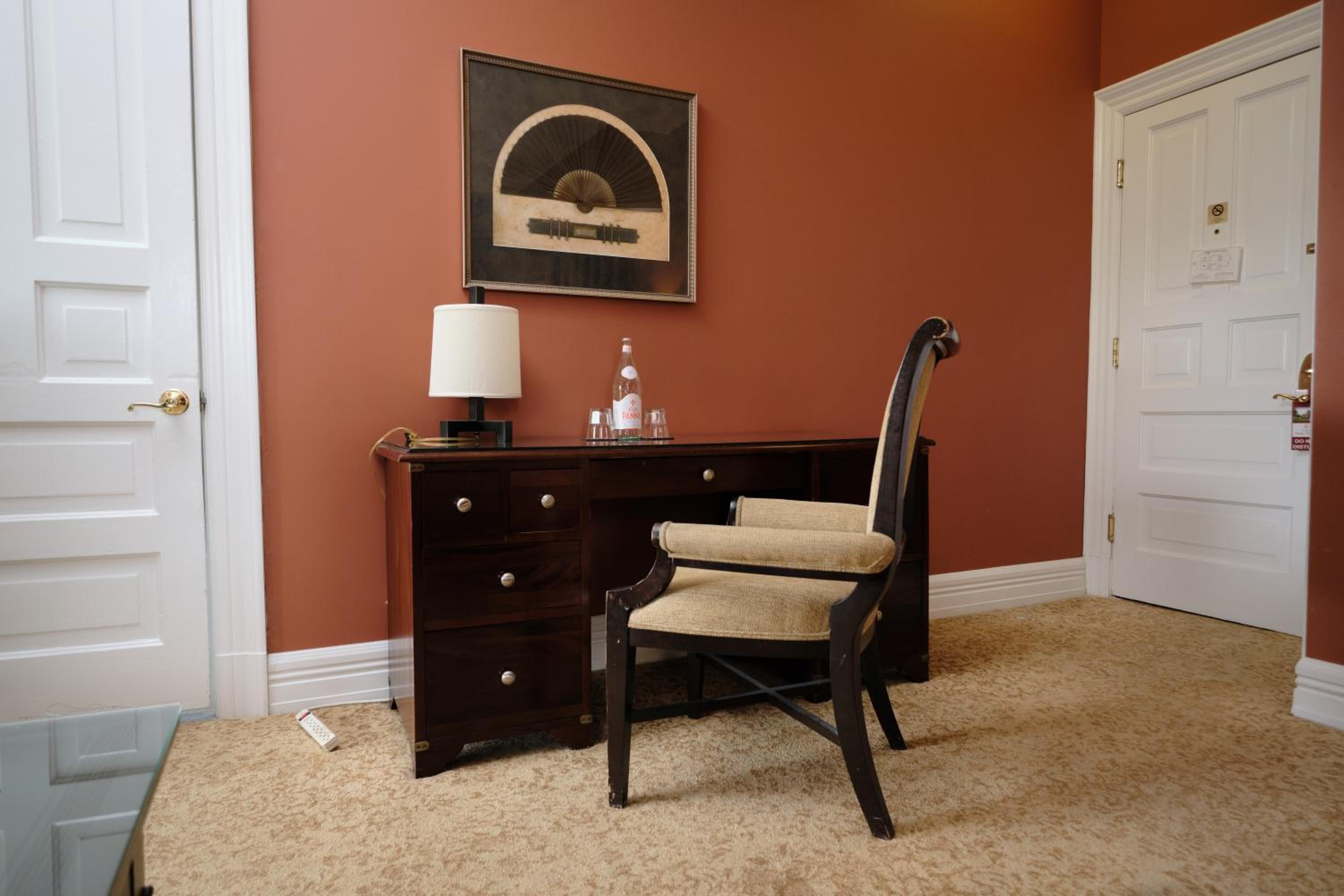 Executive Queen - Photo 6
