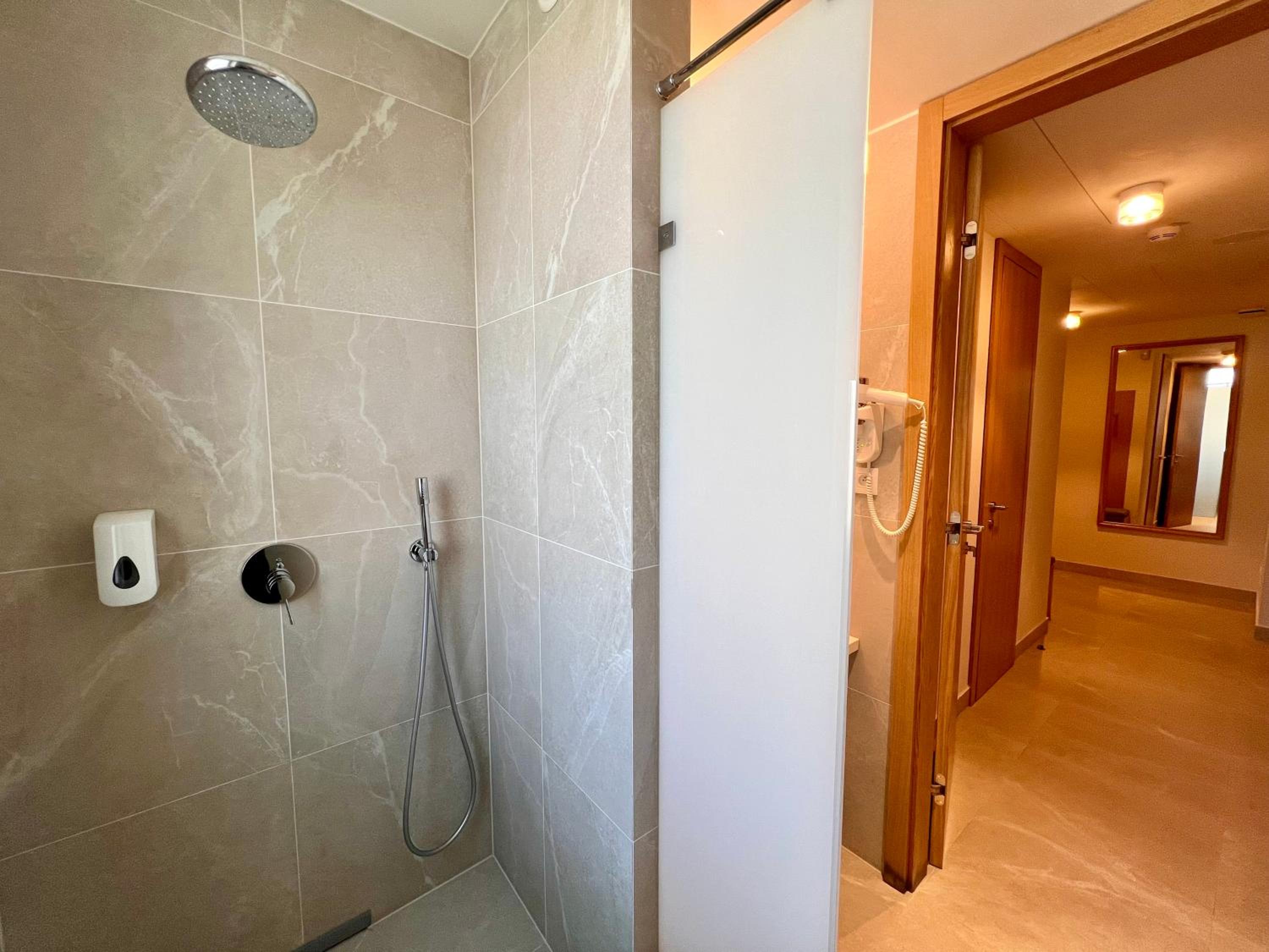 Single Room with Shared Bathroom photo 2
