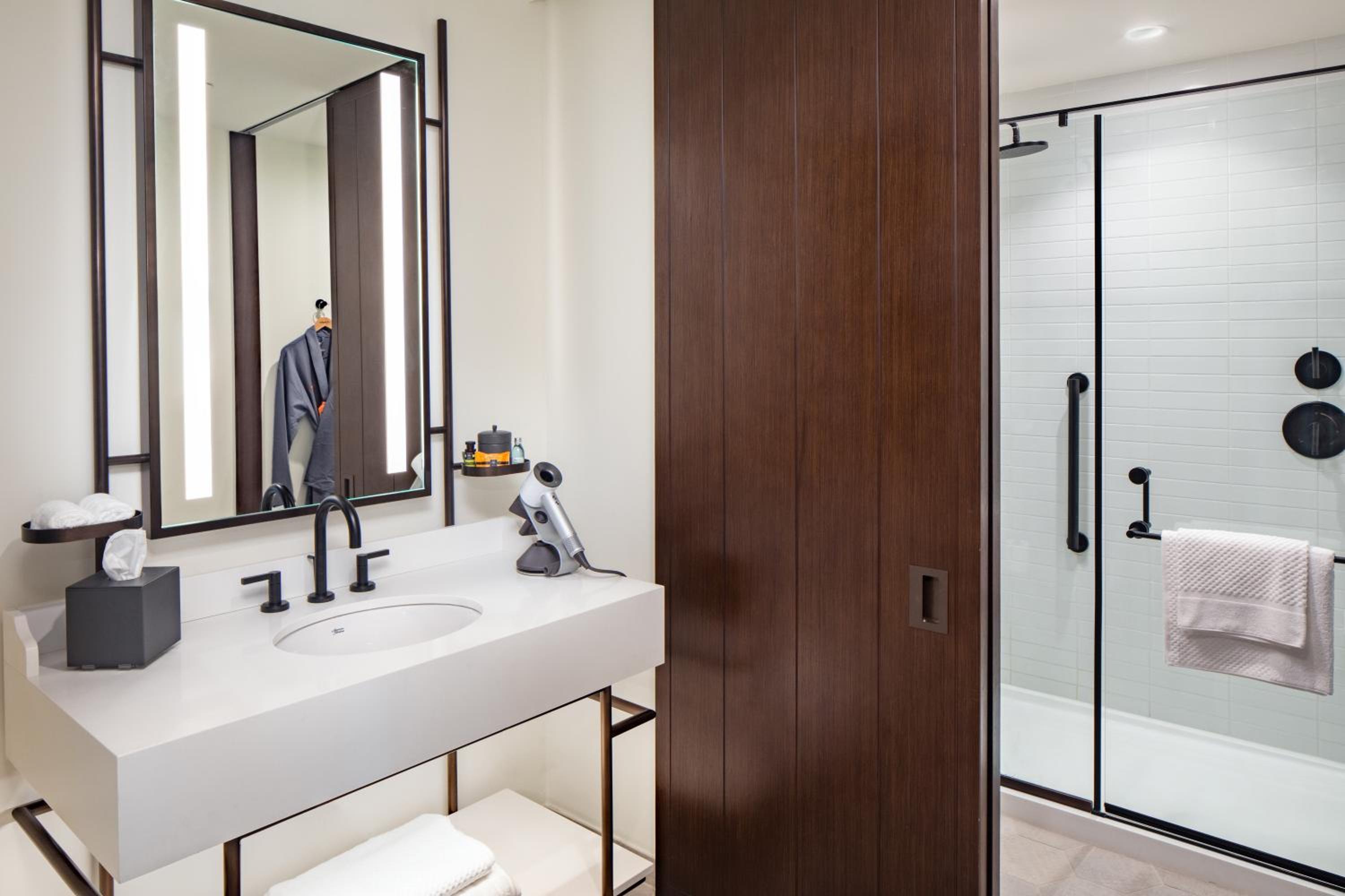 Premium King Room - Photo 4