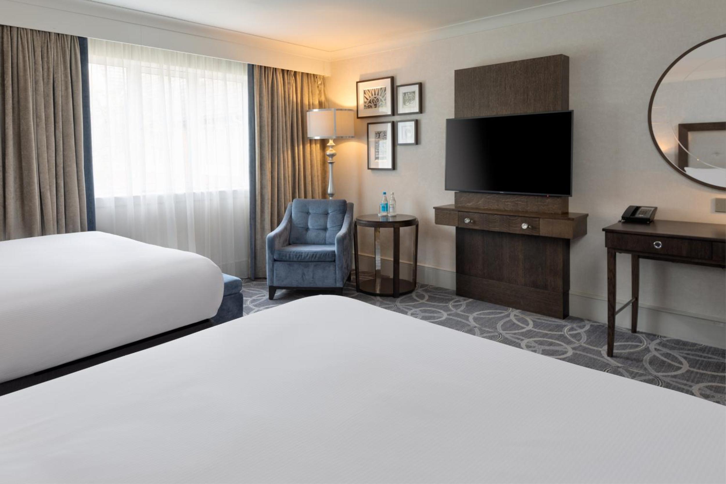 Deluxe Queen Room with Two Queen Beds - Photo 4