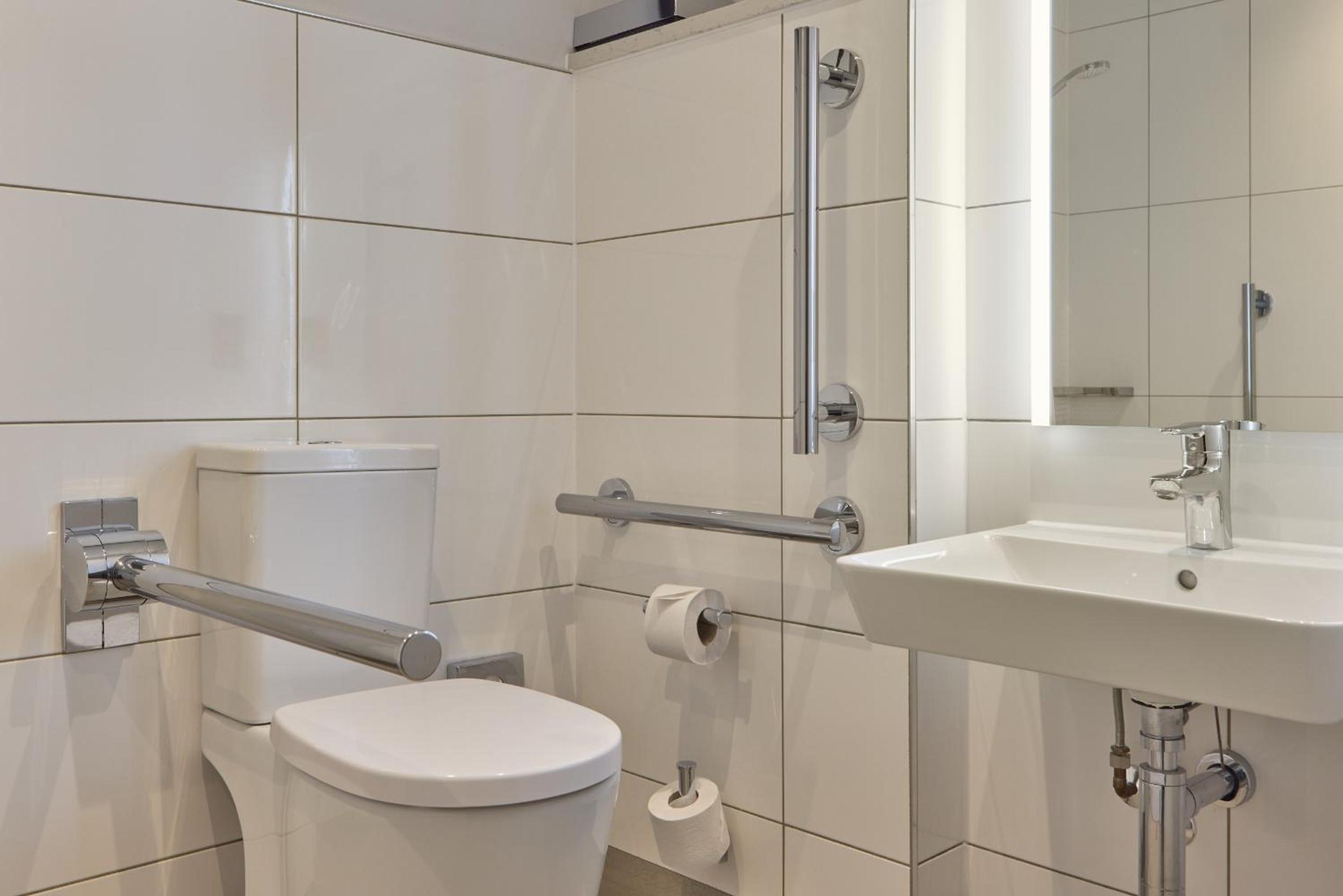 Queen Room - Accessible - Photo 6