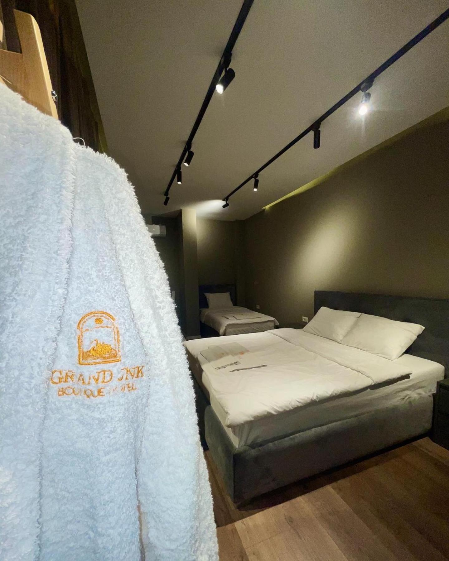 Deluxe Double Room (2 Adults + 1 Child) photo 3