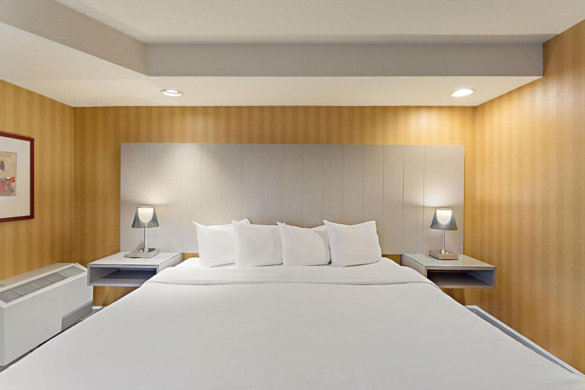 Courtyard Queen Room - Photo 2