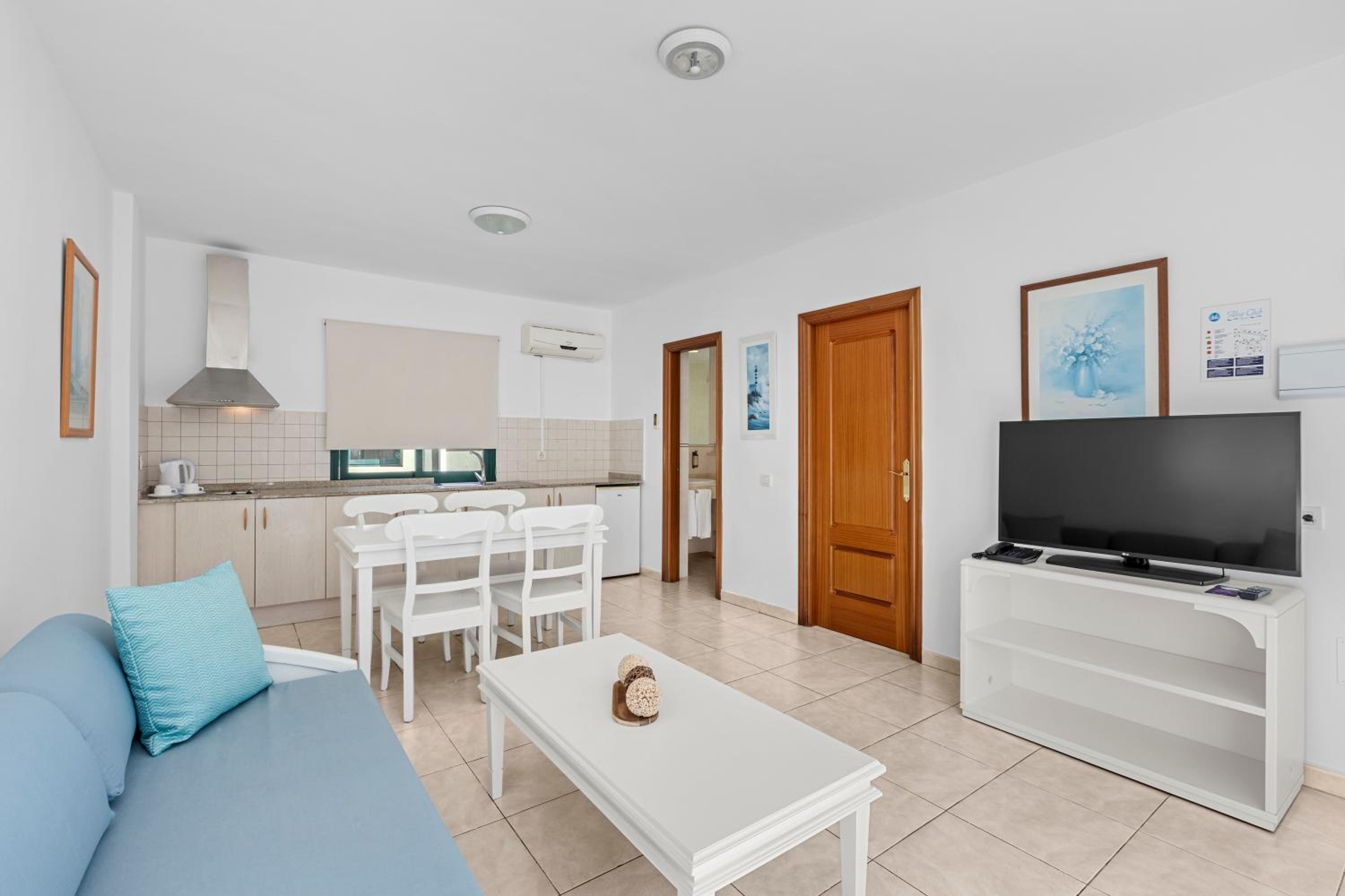 Apartamento con Vista a la Piscina 2 Adultos + 1 Niño