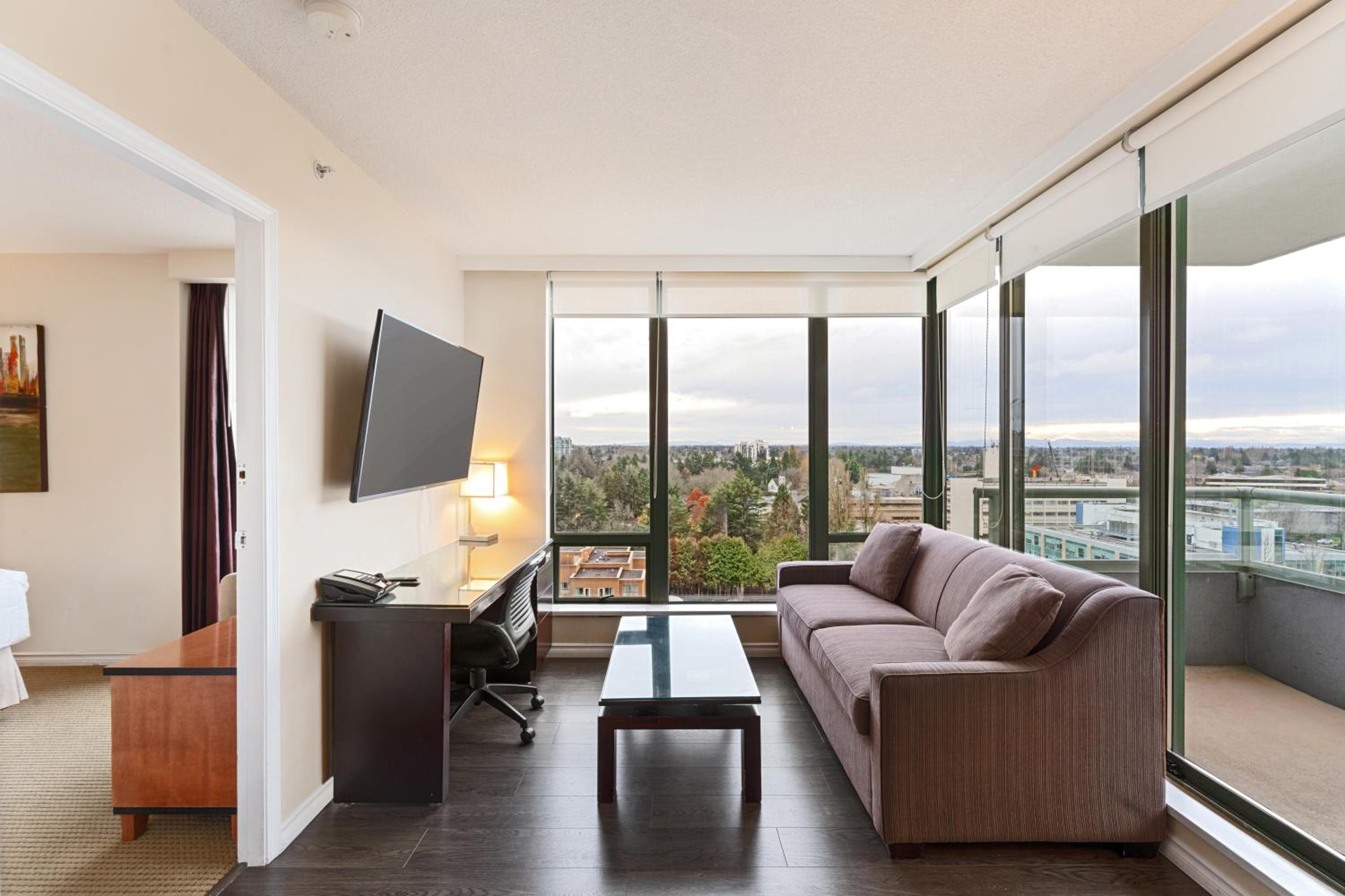 One-Bedroom Suite - Photo 12