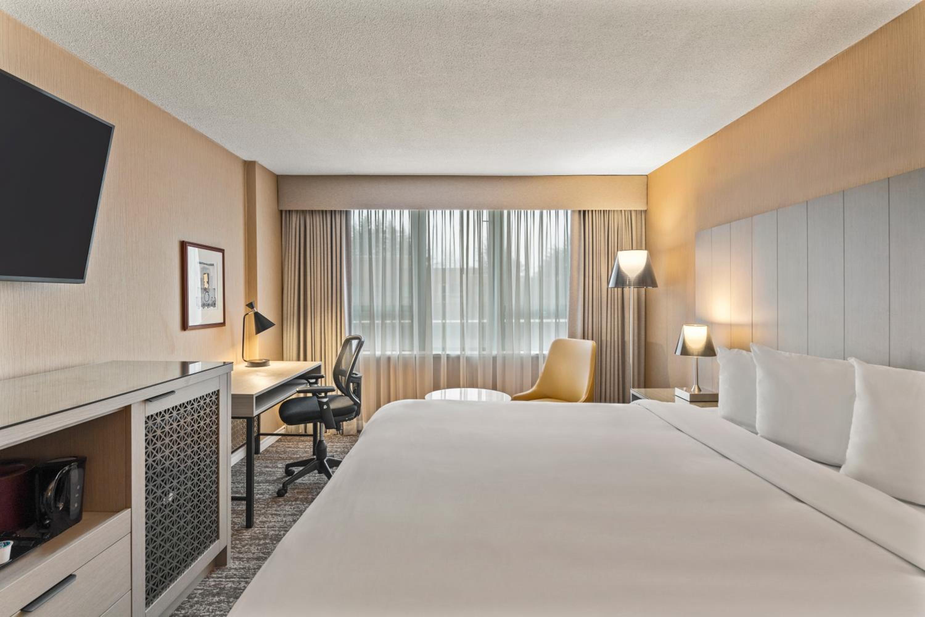 Deluxe Queen Room - Photo 6