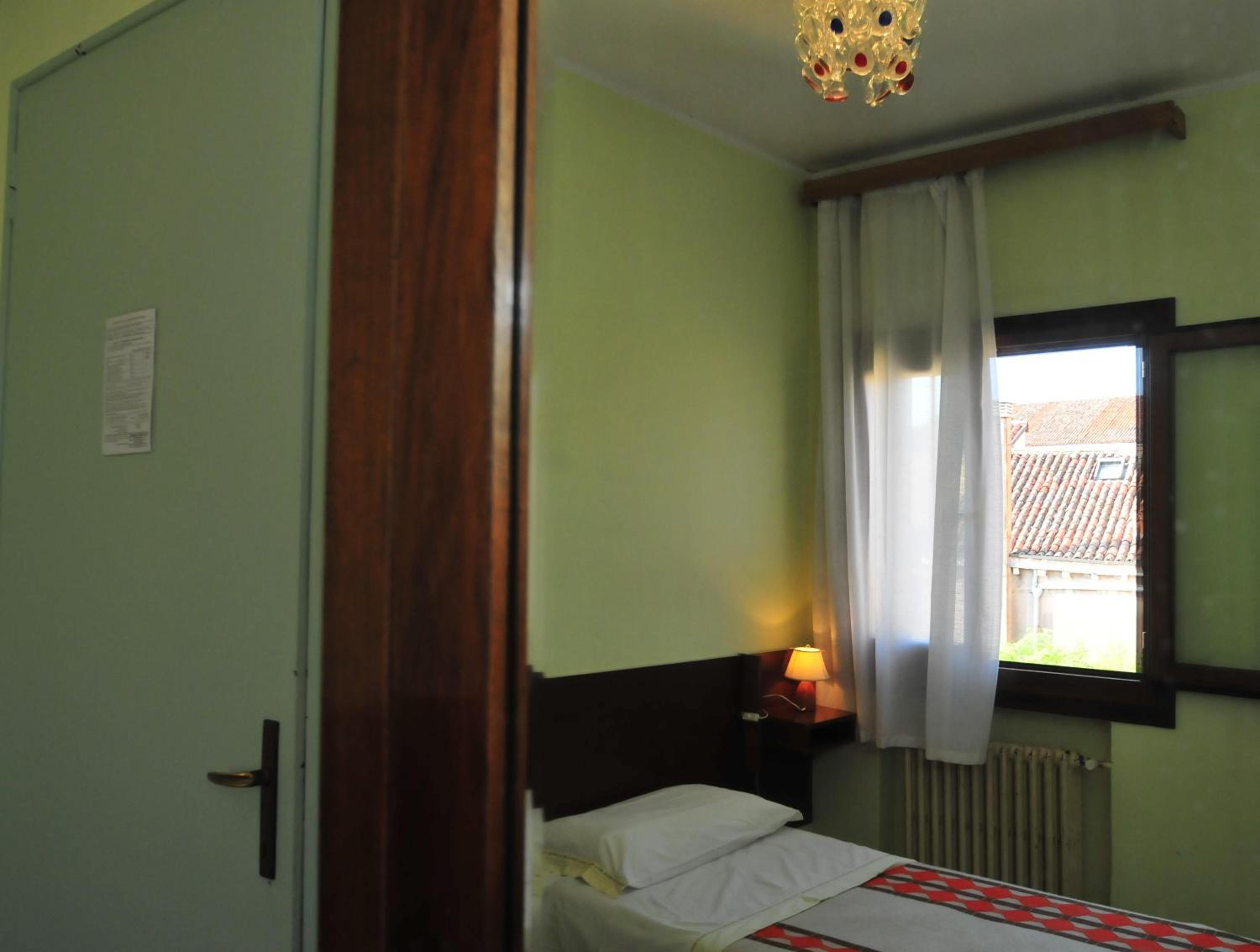 Single Room with Shared Bathroom photo 2