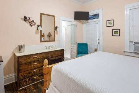 Suite - Photo 19