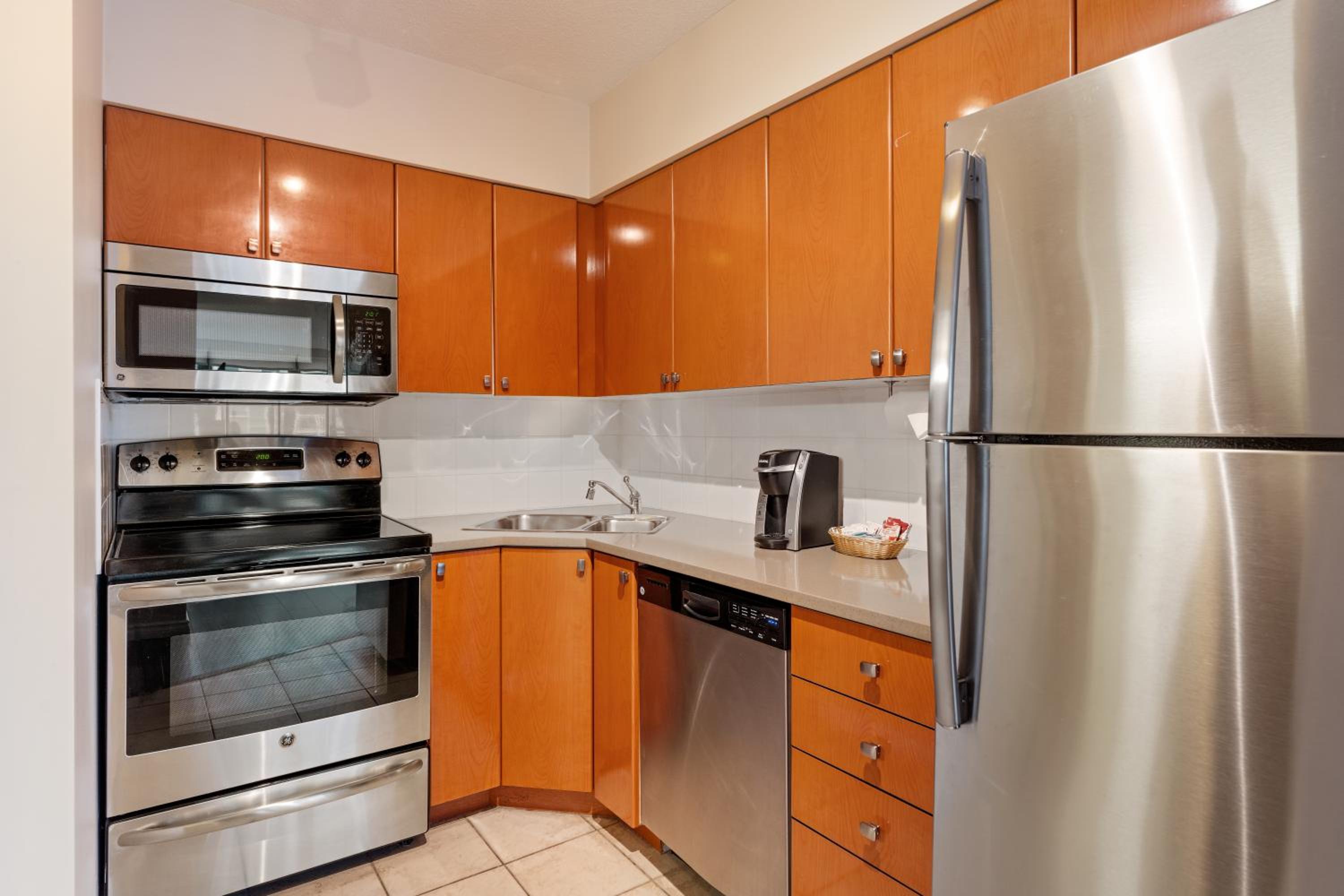 One-Bedroom Suite - Photo 3