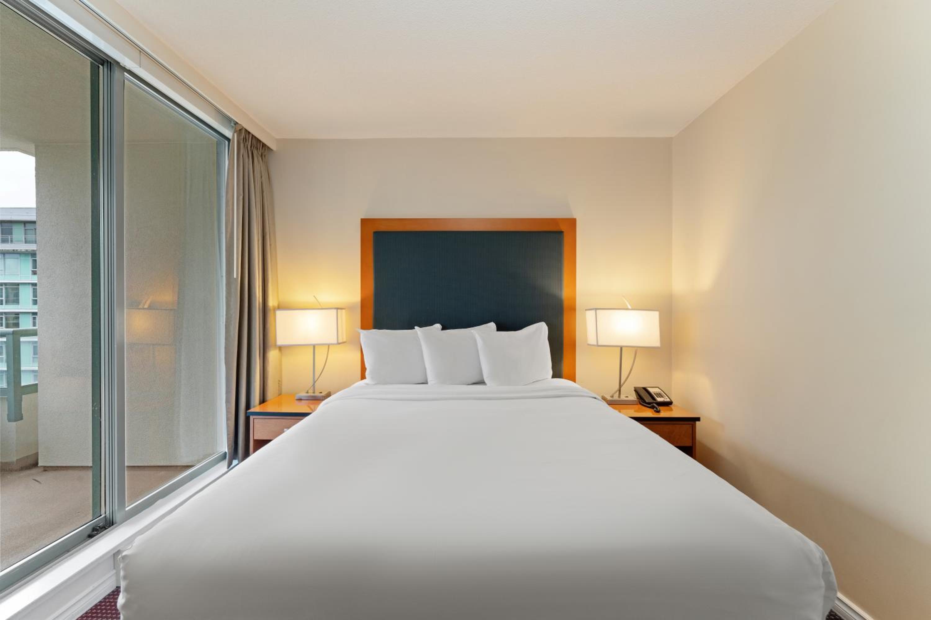 One-Bedroom Suite - Photo 4