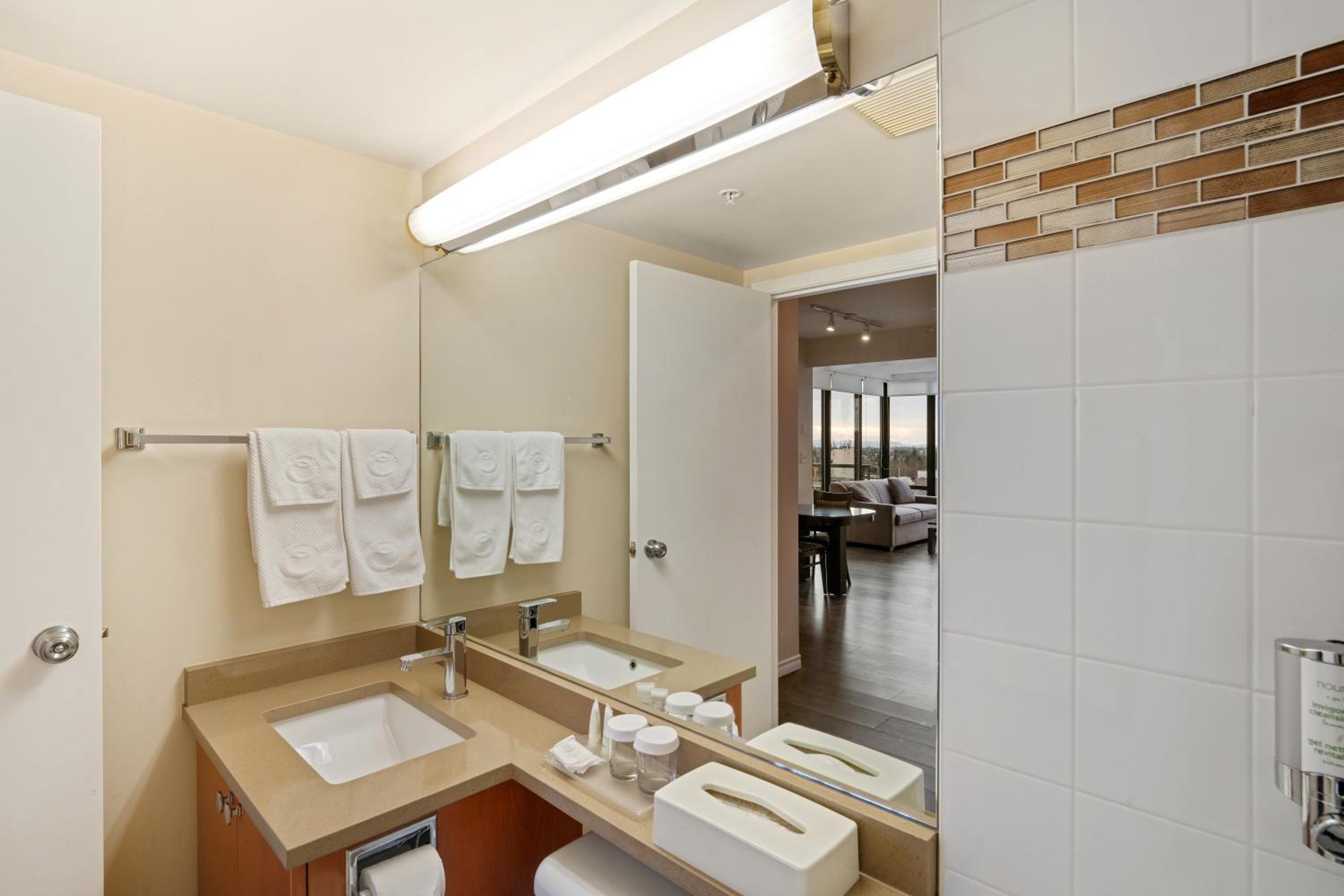 One-Bedroom Suite - Photo 6