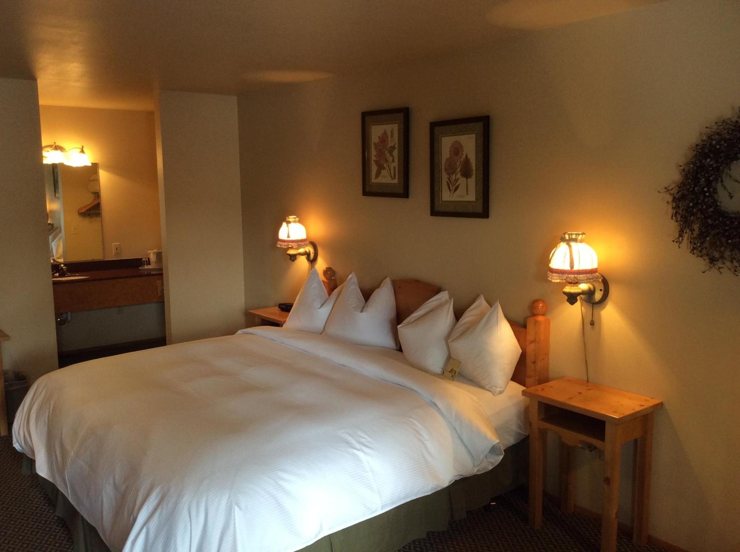 Standard Queen Room with Two Queen Beds photo 1