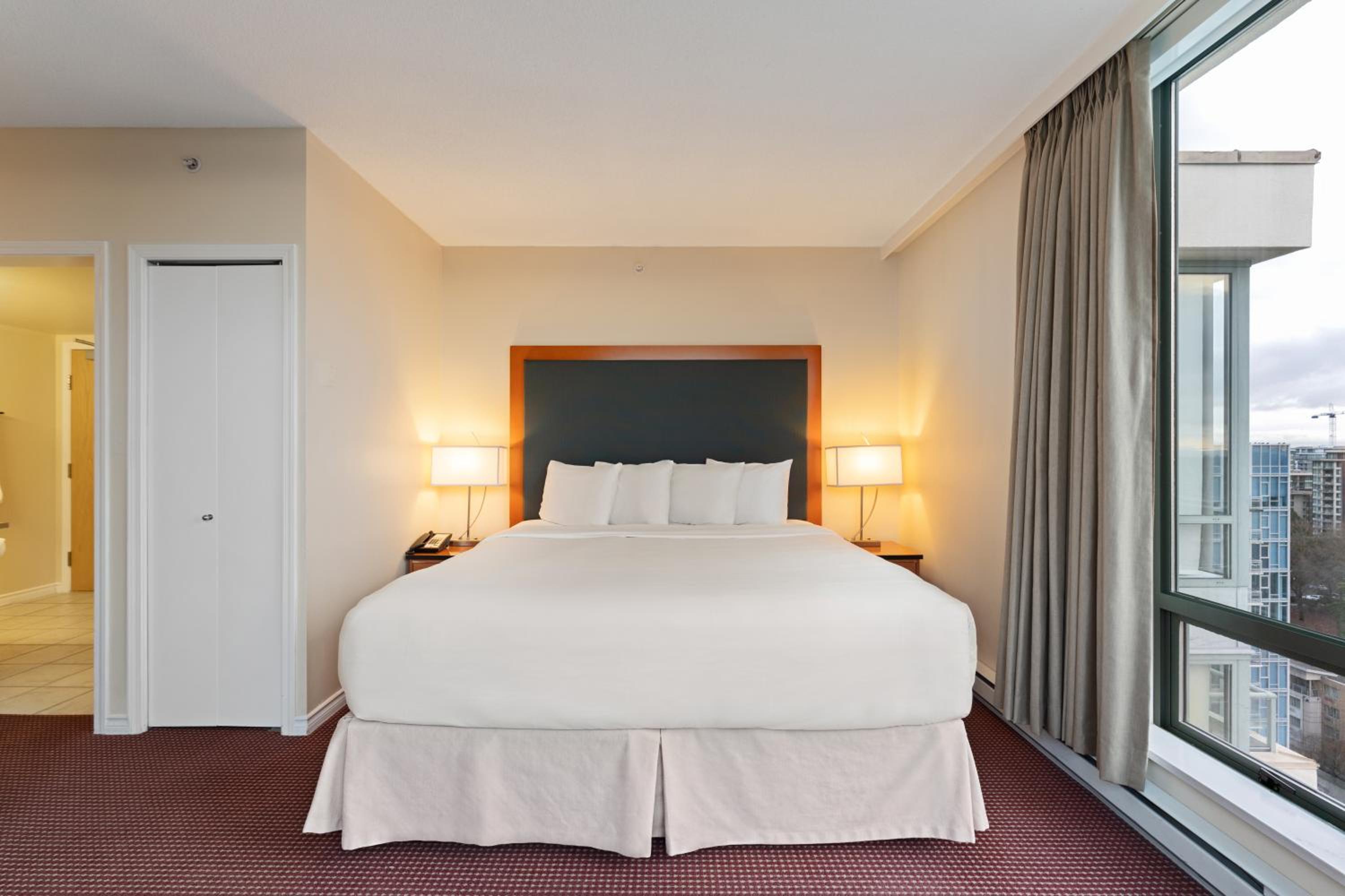 One-Bedroom Suite - Photo 9