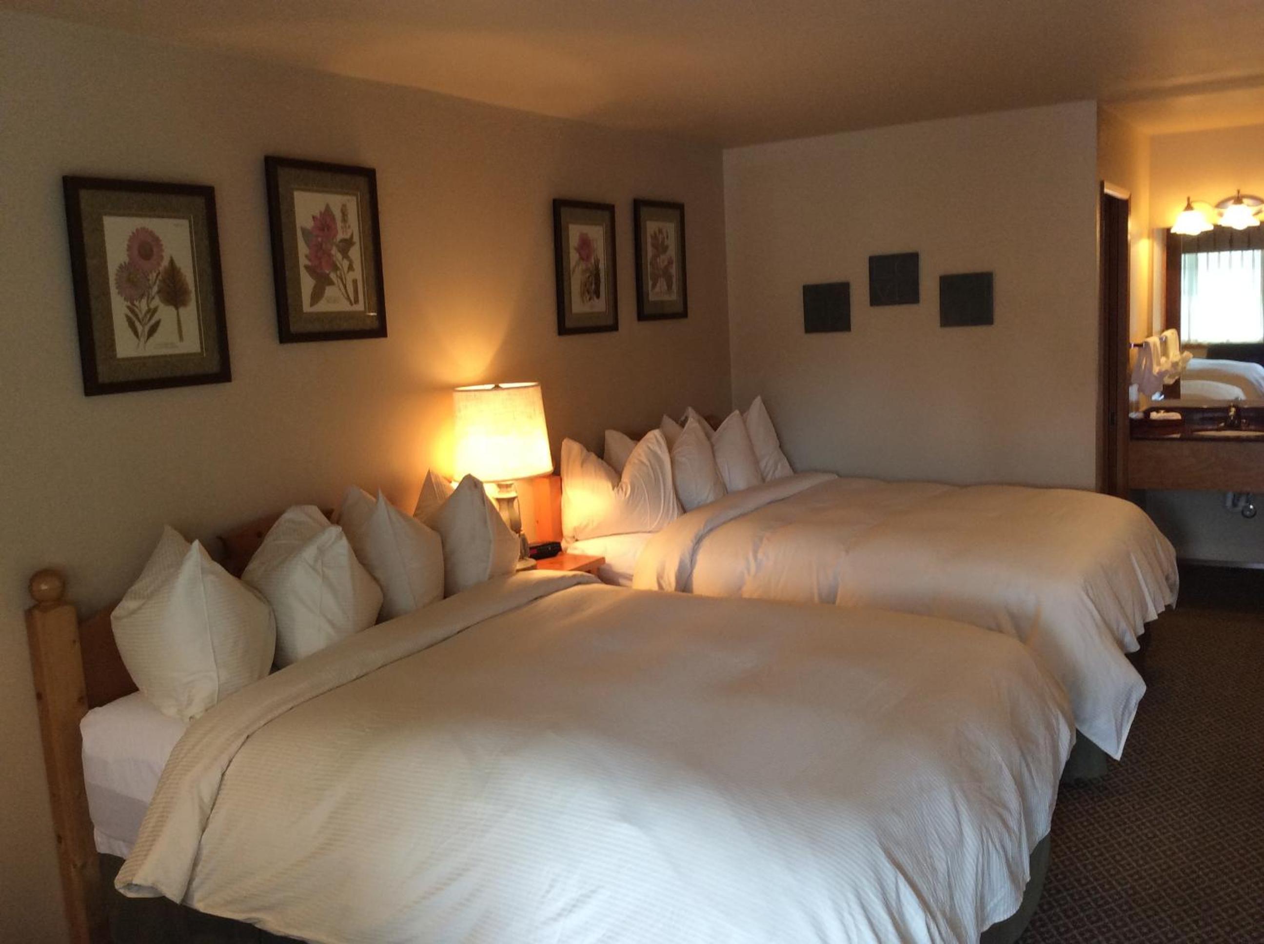 Standard Queen Room with Two Queen Beds photo 3